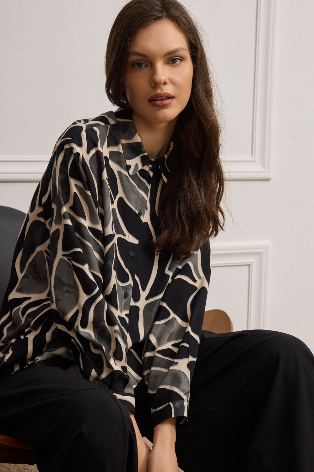 "JIMINY_1" πουκάμισο oversized Namaste Oversized πουκάμισο από 100% βισκόζη με κλασικό γιακά και μακρύ μανίκι που καταλήγει σε μανσέτα με κουμπί. Κλείνει μπροστά με πατιλέτα και κουμπιά, αναδεικνύοντας την γραμμή του σχεδίου. Το ασύμμετρο τελείωμα χαρίζει κίνηση, ενώ το print εμπνευσμένο από περίτεχνα μωσαϊκά δημιουργεί ένα εντυπωσιακό, almost-αρτιστίκ αποτέλεσμα που δίνει χαρακτήρα στο look. “Αυτό το προϊόν έχει φτιαχτεί με αγάπη και σεβασμό στο περιβάλλον χρησιμοποιώντας φυσικές ίνες.” 100% Βισκόζη Το μοντέλο φοράει μέγεθος S. Διαστάσεις του μοντέλου σε cm: Ύψος 177, Μπούστο: 78, Μέση: 58, Γοφοί: 92. Τα ρούχα Namaste σχεδιάζονται και ράβονται στην Ελλάδα. Δωρεάν αποστολή σε 1-3 μέρες σε όλη την Ελλάδα. Διαθέσιμο και στο φυσικό κατάστημα YELLOW BUTTON Χρεμωνίδου & Δαμάρεως 61 Παγκράτι
