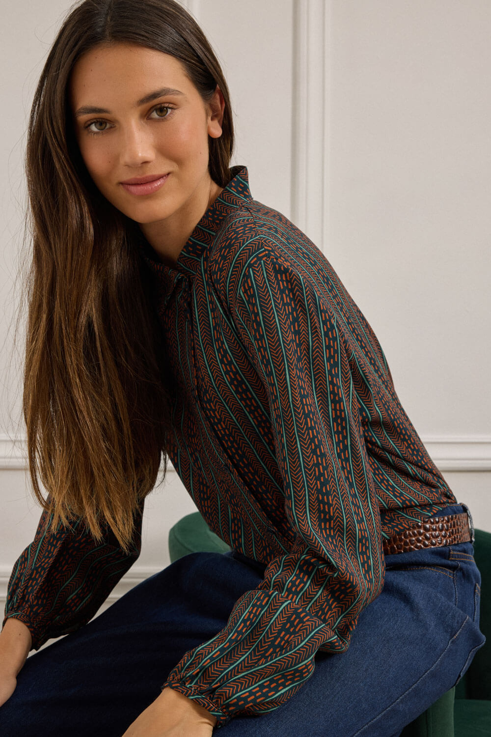 "SEGUNDO" πουκάμισο Namaste Πουκάμισο από 100% viscose. Το εντυπωσιακό γραμμικό print σε έντονες αποχρώσεις χαρίζει χαρακτήρα και ξεχωριστή ταυτότητα στο look. Ο γιακάς αποτελεί δυνατό σχεδιαστικό στοιχείο, καθώς συνδυάζει κλασική γραμμή με mao λεπτομέρεια, δημιουργώντας μοντέρνα ασυμμετρία. Το κλείσιμο είναι μετατοπισμένο ελαφρώς στο πλάι, ενισχύοντας τη μοναδικότητα του σχεδίου. Τα μακριά μανίκια καταλήγουν σε μανσέτα με σούρα που κλείνουν με κουμπί, δίνοντας διακριτικό όγκο. “Αυτό το προϊόν έχει φτιαχτεί με αγάπη και σεβασμό στο περιβάλλον χρησιμοποιώντας φυσικές ίνες.” 100% Βισκόζη Το μοντέλο φοράει μέγεθος S. Διαστάσεις του μοντέλου σε cm: Ύψος 173, Μπούστο: 80, Μέση: 61, Γοφοί: 88. Τα ρούχα Namaste σχεδιάζονται και ράβονται στην Ελλάδα. Δωρεάν αποστολή σε 1-3 μέρες σε όλη την Ελλάδα. Διαθέσιμο και στο φυσικό κατάστημα YELLOW BUTTON Χρεμωνίδου & Δαμάρεως 61 Παγκράτι Γρ. Αυξεντίου 122 Άνω Ιλίσια