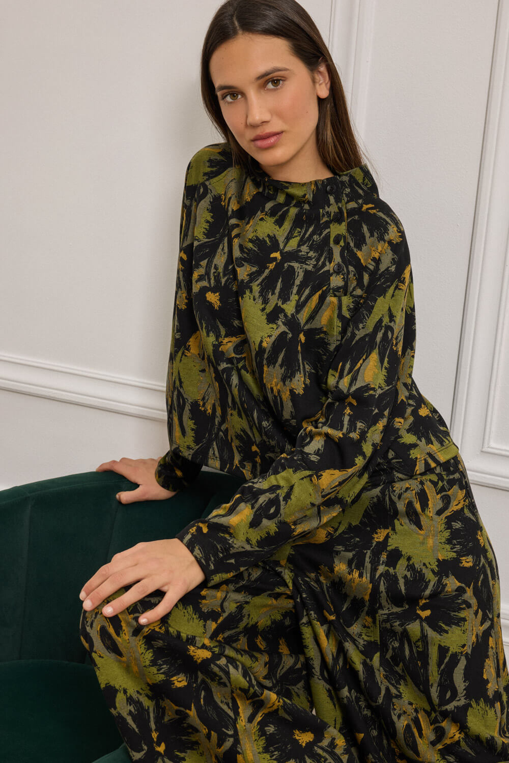 "RUFFIN" μπλούζα ζιβάγκο Namaste Μακρυμάνικη μπλούζα με abstract floral print, που συνδυάζει κομψότητα και χαρακτήρα με ένα μοντέρνο twist. Το χαλαρό ζιβάγκο προσφέρει άνεση και στυλ, ενώ το κλείσιμο στο πλάι με κουμπιά προσθέτει ιδιαίτερη σχεδιαστική λεπτομέρεια, που αναβαθμίζει το συνολικό look. Είναι το ιδανικό κομμάτι για να δώσεις ένταση σε μια καθημερινή εμφάνιση, χωρίς να χάνεις την αίσθηση της χαλαρότητας. Συνδυάζεται εξαιρετικά με το παντελόνι ZORO, δημιουργώντας ένα εκφραστικό και στυλάτο σύνολο, ιδανικό για όλες τις ώρες της ημέρας. 45% Βισκόζη 55% Πολυέστερ Το μοντέλο φοράει μέγεθος S. Διαστάσεις του μοντέλου σε cm: Ύψος 173, Μπούστο: 80, Μέση: 61, Γοφοί: 88. Τα ρούχα Namaste σχεδιάζονται και ράβονται στην Ελλάδα. Δωρεάν αποστολή σε 1-3 μέρες σε όλη την Ελλάδα. Διαθέσιμο και στο φυσικό κατάστημα YELLOW BUTTON Χρεμωνίδου & Δαμάρεως 61 Παγκράτι Γρ. Αυξεντίου 122 Άνω Ιλίσια
