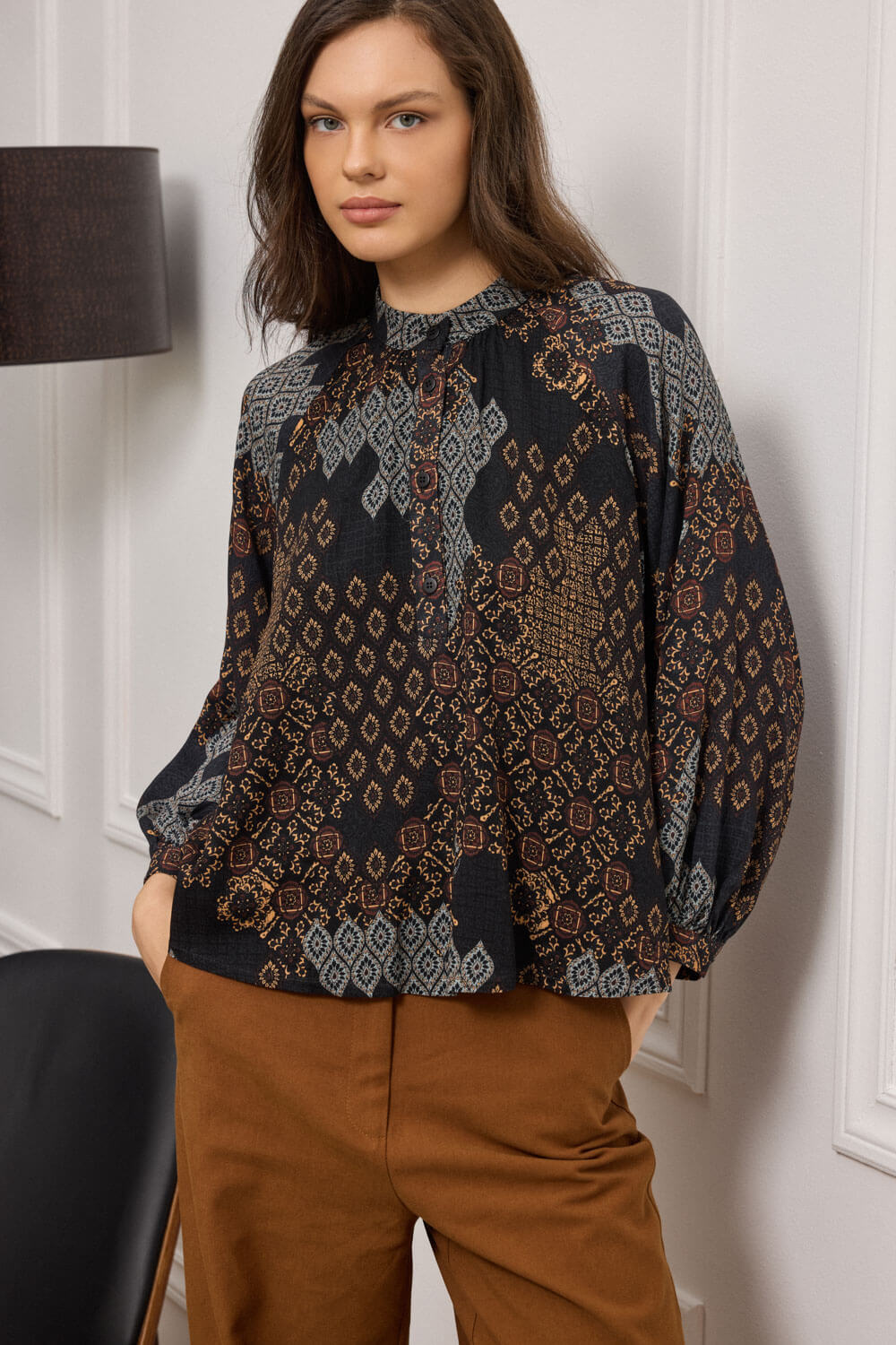 "BEATRICE" tunic Namaste Τουνίκ 100% viscose με λουπέτο γιακά και γεωμετρικό print που αναδεικνύεται μέσα από την εναλλαγή των χρωμάτων, προσφέροντας δυναμικό οπτικό αποτέλεσμα. Μια κομψή τουνίκ με εικαστική ένταση. Ο λουπέτο γιακάς προσθέτει ύφος και καθαρή γραμμή γύρω από τον λαιμό, ενώ η πατιλέτα με κουμπιά στο μπροστινό μέρος επιτρέπει ευελιξία στο styling. Τα μανίκια ολοκληρώνονται με μανσέτα και κουμπί για διακριτική δομή και κομψότητα. “Αυτό το προϊόν έχει φτιαχτεί με αγάπη στην Ελλάδα. Δείχνουμε σεβασμό στο περιβάλλον χρησιμοποιώντας φυσικές ίνες.” 100% Βισκόζη Το μοντέλο φοράει μέγεθος S. Διαστάσεις του μοντέλου σε cm: Ύψος 177, Μπούστο: 78, Μέση: 58, Γοφοί: 92. Τα ρούχα Namaste σχεδιάζονται και ράβονται στην Ελλάδα. Δωρεάν αποστολή σε 1-3 μέρες σε όλη την Ελλάδα. Διαθέσιμο και στο φυσικό κατάστημα YELLOW BUTTON Χρεμωνίδου & Δαμάρεως 61 Παγκράτι