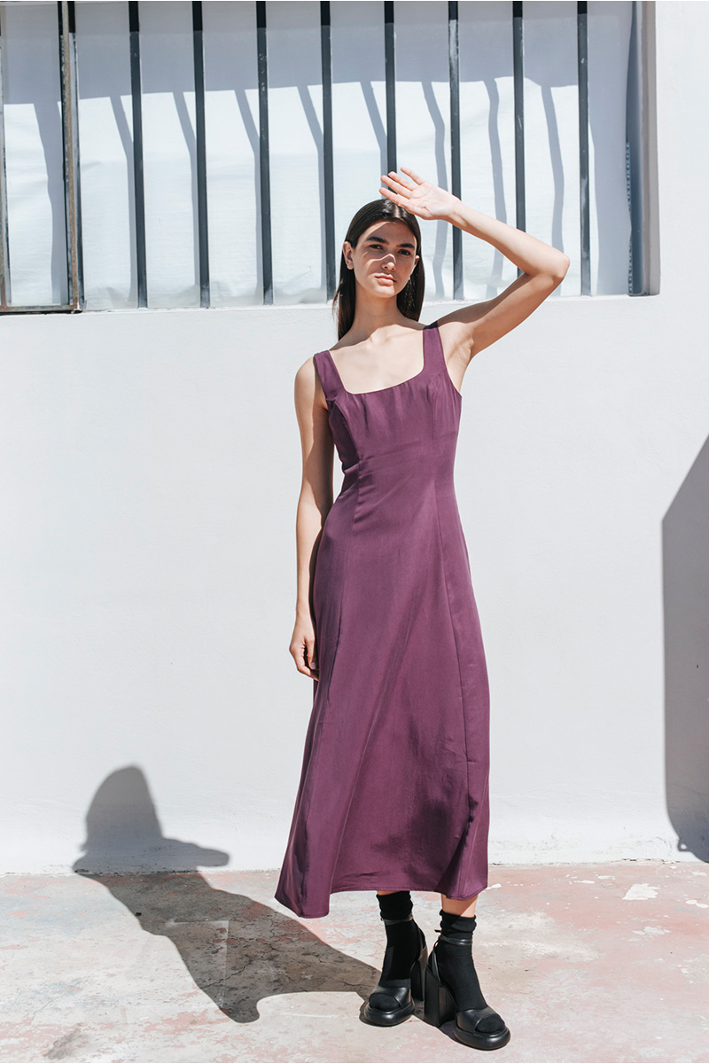 Αμάνικο φόρεμα BADILA Μακρύ αμάνικο φόρεμα με φαρδιές τιράντες, τετράγωνη λαιμόκοψη. Kλείσιμο πίσω με φερμουάρ. Σύνθεση : Τένσελ 100% Οδηγίες Πλυσίματος : Πλύσιμο στους 30°C από την ανάποδη. Στέγνωμα από την ανάποδη. Όχι στεγνωτήριο. Μέγεθος Μοντέλου : S Τα ρούχα BADILA σχεδιάζονται και ράβονται στην Ελλάδα από το 1989. Αποστολή σε όλη την Ελλάδα σε 1-3 ημέρες. Διαθέσιμο και στα φυσικά μας καταστήματα YELLOW BUTTON Χρεμωνίδου & Δαμάρεως 61 Παγκράτι Γρ. Αυξεντίου 122 Ιλίσια