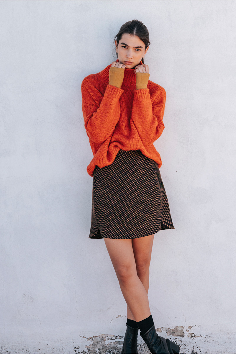 Μίνι ζακάρ φούστα BADILA Μίνι ζακάρ φούστα με μικρά ανοίγματα μπροστά και φερμουάρ στο πίσω μέρος. Σύνθεση : Πολυέστερ 54% Βισκόζ 42% Ελαστάν 4% Οδηγίες Πλυσίματος : Πλύσιμο στους 30°C από την ανάποδη. Στέγνωμα από την ανάποδη. Όχι στεγνωτήριο. Μέγεθος Μοντέλου : XS Τα ρούχα BADILA σχεδιάζονται και ράβονται στην Ελλάδα από το 1989. Αποστολή σε όλη την Ελλάδα σε 1-3 ημέρες. Διαθέσιμο και στο φυσικό κατάστημα YELLOW BUTTON Χρεμωνίδου & Δαμάρεως 61 Παγκράτι Γρ. Αυξεντίου 122 Άνω Ιλίσια