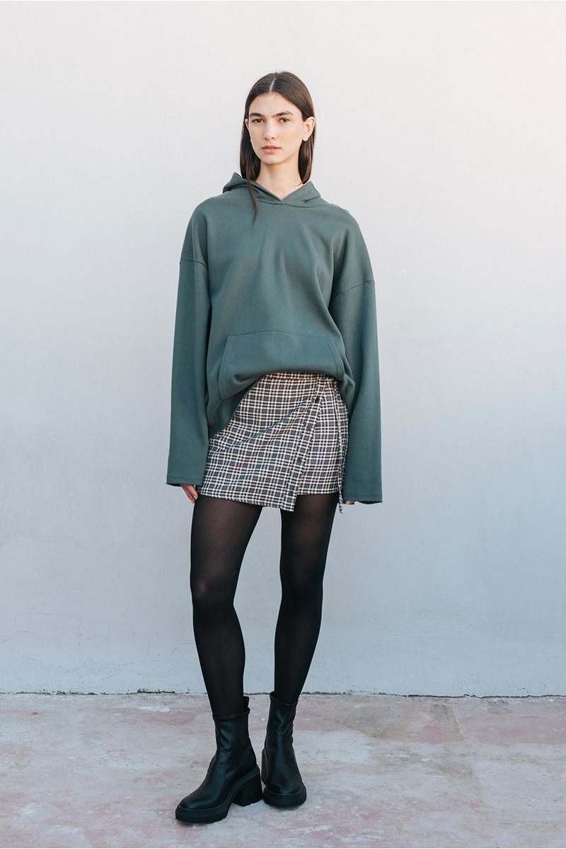 Καρό μίνι φούστα BADILA Μίνι καρό φούστα κρουαζέ με διακοσμητικά κουμπιά μπροστά. Ασυμμετρία στο τελείωμα. Κλείσιμο με φερμουάρ στο πλάι. Σύνθεση : Πολυέστερ 62% Βισκόζ 35% Ελαστάν 3% Οδηγίες Πλυσίματος : Πλύσιμο στους 30°C από την ανάποδη. Στέγνωμα από την ανάποδη. Όχι στεγνωτήριο. Μέγεθος Μοντέλου : S Τα ρούχα BADILA σχεδιάζονται και ράβονται στην Ελλάδα από το 1989. Αποστολή σε όλη την Ελλάδα σε 1-3 ημέρες. Διαθέσιμο και στα φυσικά μας καταστήματα YELLOW BUTTON Χρεμωνίδου & Δαμάρεως 61 Παγκράτι Γρ. Αυξεντίου 122 Ιλίσια