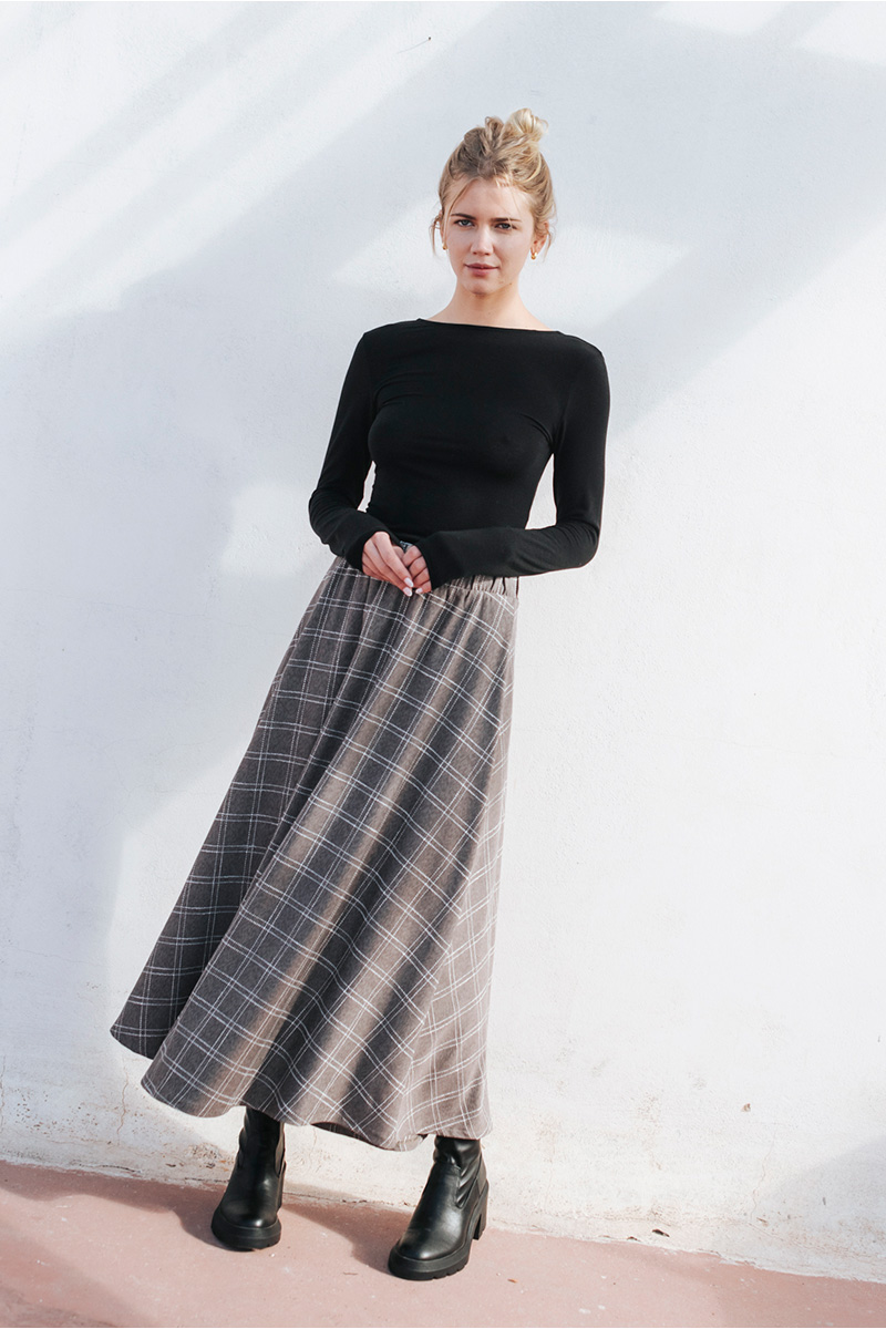 Καρό φούστα BADILA Καρό φαρδιά φούστα με λάστιχο στη μέση. Σύνθεση : Πολυέστερ 70% Βισκόζ 27% Ελαστάν 3% Οδηγίες Πλυσίματος : Πλύσιμο στους 30°C από την ανάποδη. Στέγνωμα από την ανάποδη. Όχι στεγνωτήριο. Συνιστάται σιδέρωμα. Μέγεθος Μοντέλου : S Τα ρούχα BADILA σχεδιάζονται και ράβονται στην Ελλάδα από το 1989. Αποστολή σε όλη την Ελλάδα σε 1-3 ημέρες. Διαθέσιμο και στα φυσικά μας καταστήματα YELLOW BUTTON Χρεμωνίδου & Δαμάρεως 61 Παγκράτι Γρ. Αυξεντίου 122 Ιλίσια