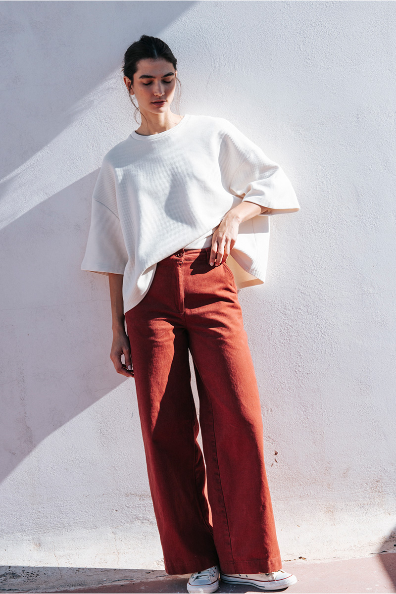 Βαμβακερό φαρδύ παντελόνι BADILA Φαρδύ παντελόνι βαμβακερό, με τσέπες στο πλάι και πίσω. Κλείσιμο μπροστά με φερμουάρ και κουμπί. Σύνθεση : Βαμβάκι 100% Οδηγίες Πλυσίματος : Πλύσιμο στους 30°C από την ανάποδη. Στέγνωμα από την ανάποδη. Όχι στεγνωτήριο. Μέγεθος Μοντέλου : S Τα ρούχα BADILA σχεδιάζονται και ράβονται στην Ελλάδα από το 1989. Αποστολή σε όλη την Ελλάδα σε 1-3 ημέρες. Διαθέσιμο και στα φυσικά μας καταστήματα YELLOW BUTTON Χρεμωνίδου & Δαμάρεως 61 Παγκράτι Γρ. Αυξεντίου 122 Ιλίσια