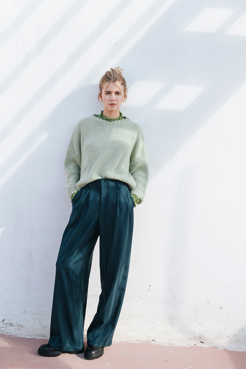 Παντελόνι ριγέ μιε πιέτες BADILA Παντελόνι σε ίσια γραμμή με πιέτες μπροστά, τσέπες στο πλάι και κλείσιμο μπροστά με φερμουάρ και κουμπί. Σύνθεση : Πολυέστερ 62% Βισκόζ 35% Ελαστάν 3% Οδηγίες Πλυσίματος : Πλύσιμο στους 30°C από την ανάποδη. Στέγνωμα από την ανάποδη. Όχι στεγνωτήριο. Μέγεθος Μοντέλου : XS Τα ρούχα BADILA σχεδιάζονται και ράβονται στην Ελλάδα από το 1989. Αποστολή σε όλη την Ελλάδα σε 1-3 ημέρες. Διαθέσιμο και στα φυσικά μας καταστήματα YELLOW BUTTON Χρεμωνίδου & Δαμάρεως 61 Παγκράτι Γρ. Αυξεντίου 122 Ιλίσια