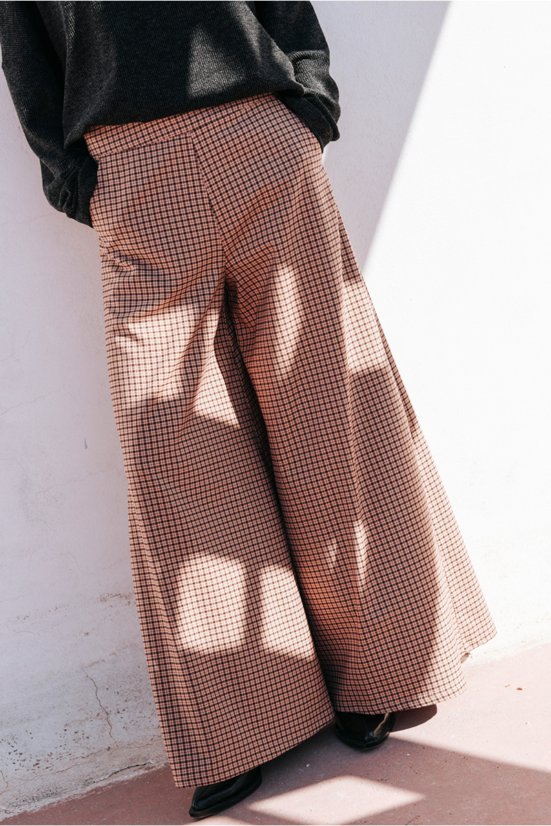 Φαρδιά παντελόνα καρό BADILA Φαρδιά παντελόνα καρό με τσέπες στο πλαί και κλείσιμο με κρυφό φερμουάρ στο πίσω μέρος. Σύνθεση : Πολυέστερ 64% Βισκόζ 34% Ελαστάν 2% Οδηγίες Πλυσίματος : Πλύσιμο στους 30°C από την ανάποδη. Στέγνωμα από την ανάποδη. Όχι στεγνωτήριο. Συνιστάται σιδέρωμα. Μέγεθος Μοντέλου : S Τα ρούχα BADILA σχεδιάζονται και ράβονται στην Ελλάδα από το 1989. Αποστολή σε όλη την Ελλάδα σε 1-3 ημέρες. Διαθέσιμο και στα φυσικά μας καταστήματα YELLOW BUTTON Χρεμωνίδου & Δαμάρεως 61 Παγκράτι Γρ. Αυξεντίου 122 Ιλίσια