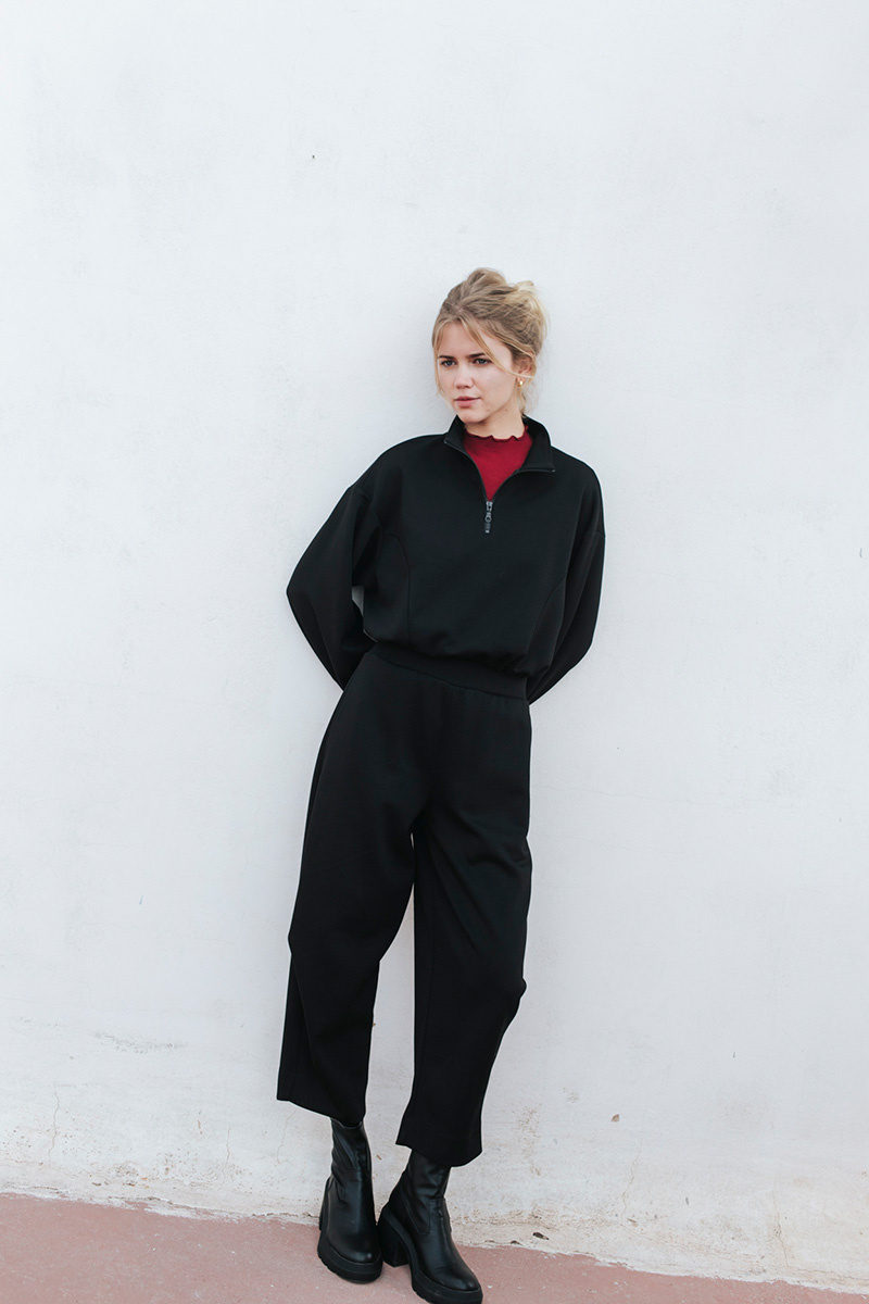 Μαύρη φόρμα με λάστιχο BADILA Παντελόνι φόρμα με λάστιχο στη μέση, πιέτες στα γόνατα και τσέπες στο πλάι. Σύνθεση : Πολυέστερ 54% Ραιγιόν 40% Σπάντεξ 6% Οδηγίες Πλυσίματος : Πλύσιμο στους 30°C από την ανάποδη. Στέγνωμα από την ανάποδη. Όχι στεγνωτήριο. Μέγεθος Μοντέλου : S Τα ρούχα BADILA σχεδιάζονται και ράβονται στην Ελλάδα από το 1989. Αποστολή σε όλη την Ελλάδα σε 1-3 ημέρες. Διαθέσιμο και στο φυσικό κατάστημα YELLOW BUTTON Χρεμωνίδου & Δαμάρεως 61 Παγκράτι Γρ. Αυξεντίου 122 Άνω Ιλίσια