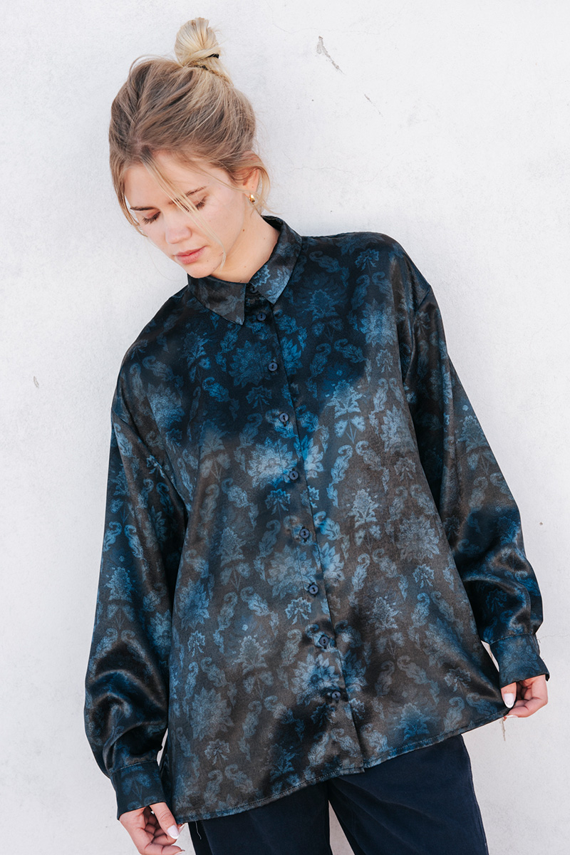 Σατέν φαρδύ πουκάμισο BADILA Σατέν πουκάμισο εμπριμέ oversized με γιακά. Κλείσιμο μπροστά με κουμπιά. Σύνθεση : Πολυέστερ 100% Οδηγίες Πλυσίματος : Πλύσιμο στους 30°C από την ανάποδη. Στέγνωμα από την ανάποδη. Όχι στεγνωτήριο. Μέγεθος Μοντέλου : OS Τα ρούχα BADILA σχεδιάζονται και ράβονται στην Ελλάδα από το 1989. Αποστολή σε όλη την Ελλάδα σε 1-3 ημέρες. Διαθέσιμο και στα φυσικά μας καταστήματα YELLOW BUTTON Χρεμωνίδου & Δαμάρεως 61 Παγκράτι Γρ. Αυξεντίου 122 Ιλίσια