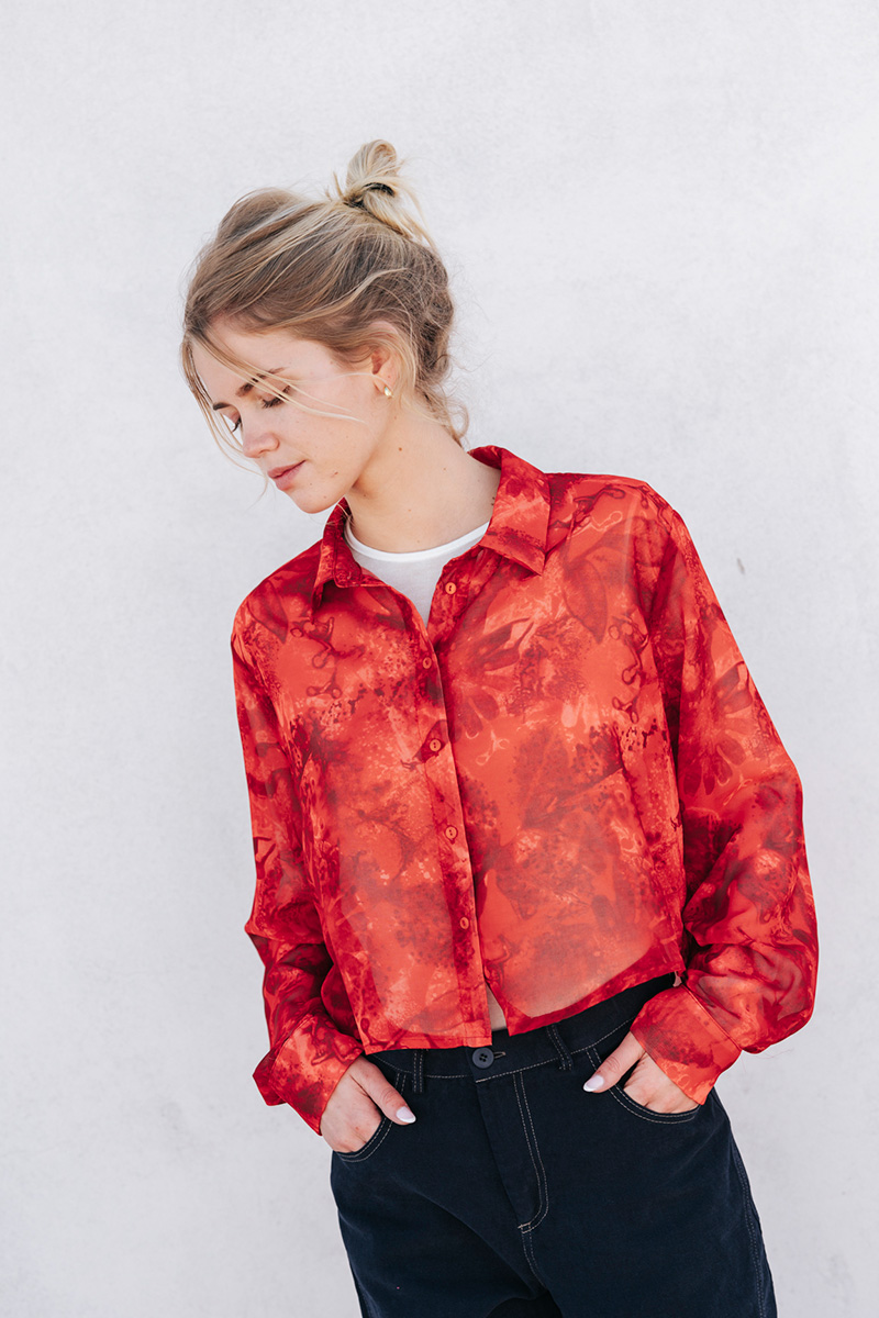 Πουκάμισο See-Through BADILA Εμπριμέ see-through πουκάμισο κοντό με γιακά. Κλείσιμο μπροστά με κουμπιά. Σύνθεση : Πολυέστερ 100% Οδηγίες Πλυσίματος : Πλύσιμο στους 30°C από την ανάποδη. Στέγνωμα από την ανάποδη. Όχι στεγνωτήριο. Μέγεθος Μοντέλου : OS Τα ρούχα BADILA σχεδιάζονται και ράβονται στην Ελλάδα από το 1989. Αποστολή σε όλη την Ελλάδα σε 1-3 ημέρες. Διαθέσιμο και στο φυσικό κατάστημα YELLOW BUTTON Χρεμωνίδου & Δαμάρεως 61 Παγκράτι Γρ. Αυξεντίου 122 Άνω Ιλίσια