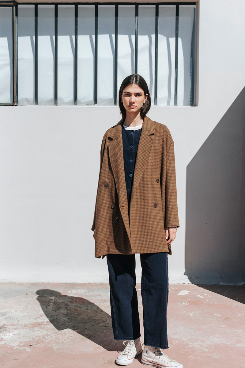 Καρό μάλλινο μπλέιζερ BADILA Φαρδύ καρό μπλέιζερ με γιακά, σταυρωτό κούμπωμα, κρυφές τσέπες στο πλάι και κουμπιά στα μανίκια. Σύνθεση : Πολυέστερ 70% Μαλλί 30% Οδηγίες Πλυσίματος : Μόνο στεγνό καθάρισμα. Μέγεθος Μοντέλου : ΟS Τα ρούχα BADILA σχεδιάζονται και ράβονται στην Ελλάδα από το 1989. Αποστολή σε όλη την Ελλάδα σε 1-3 ημέρες. Διαθέσιμο και στα φυσικά μας καταστήματα YELLOW BUTTON Χρεμωνίδου & Δαμάρεως 61 Παγκράτι Γρ. Αυξεντίου 122 Ιλίσια