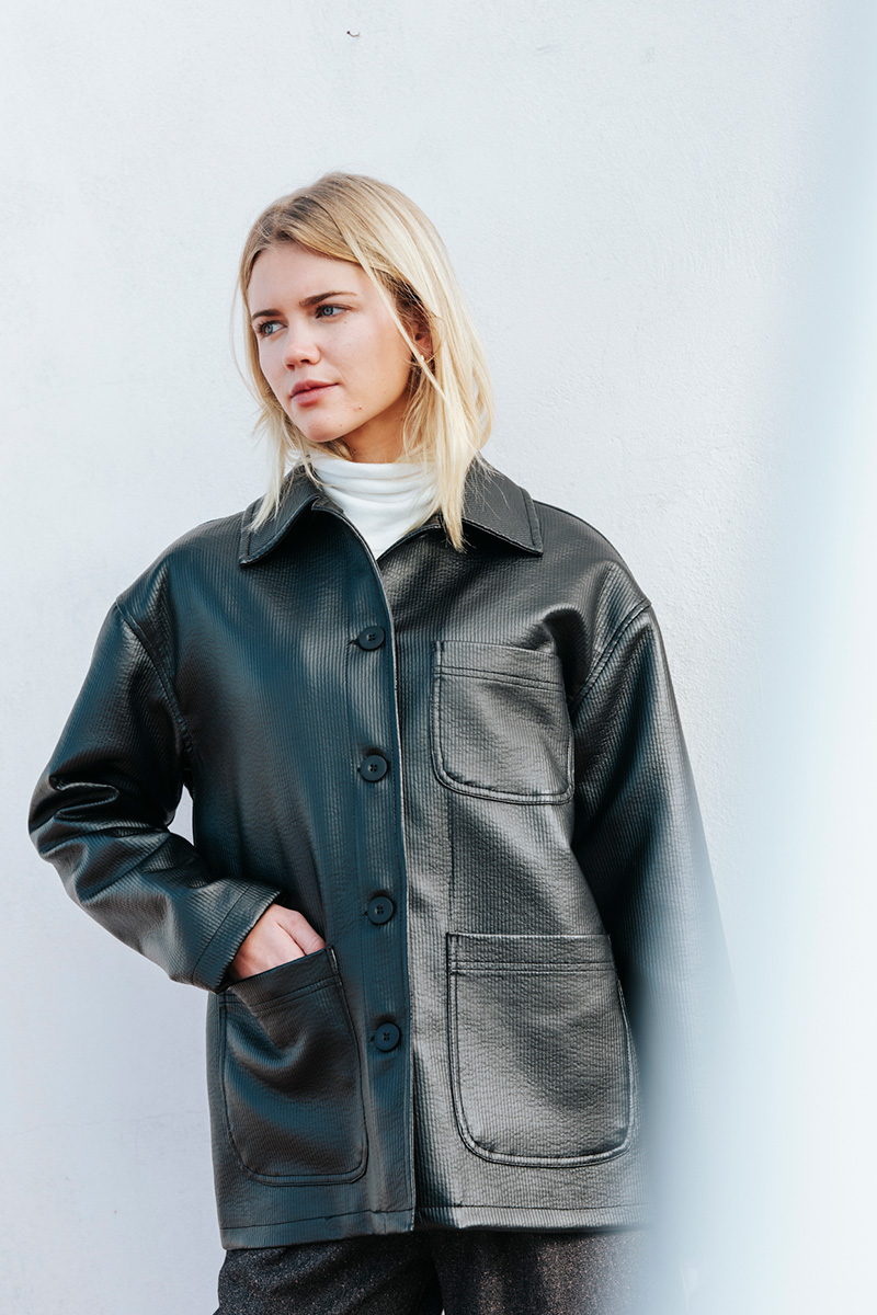 Τζάκετ δερματίνη με τσέπες BADILA Τζάκετ δερματίνη με γιακά, τσέπες μπροστά και κλείσιμο μπροστά με κουμπιά. Φόδρα εσωτερικά. Σύνθεση : Πολυέστερ 54% Ραιγιόν 40% Σπάντεξ 6% Οδηγίες Πλυσίματος : Μόνο στεγνό καθάρισμα. Μέγεθος Μοντέλου : OS Τα ρούχα BADILA σχεδιάζονται και ράβονται στην Ελλάδα από το 1989. Αποστολή σε όλη την Ελλάδα σε 1-3 ημέρες. Διαθέσιμο και στα φυσικά μας καταστήματα YELLOW BUTTON Χρεμωνίδου & Δαμάρεως 61 Παγκράτι Γρ. Αυξεντίου 122 Ιλίσια