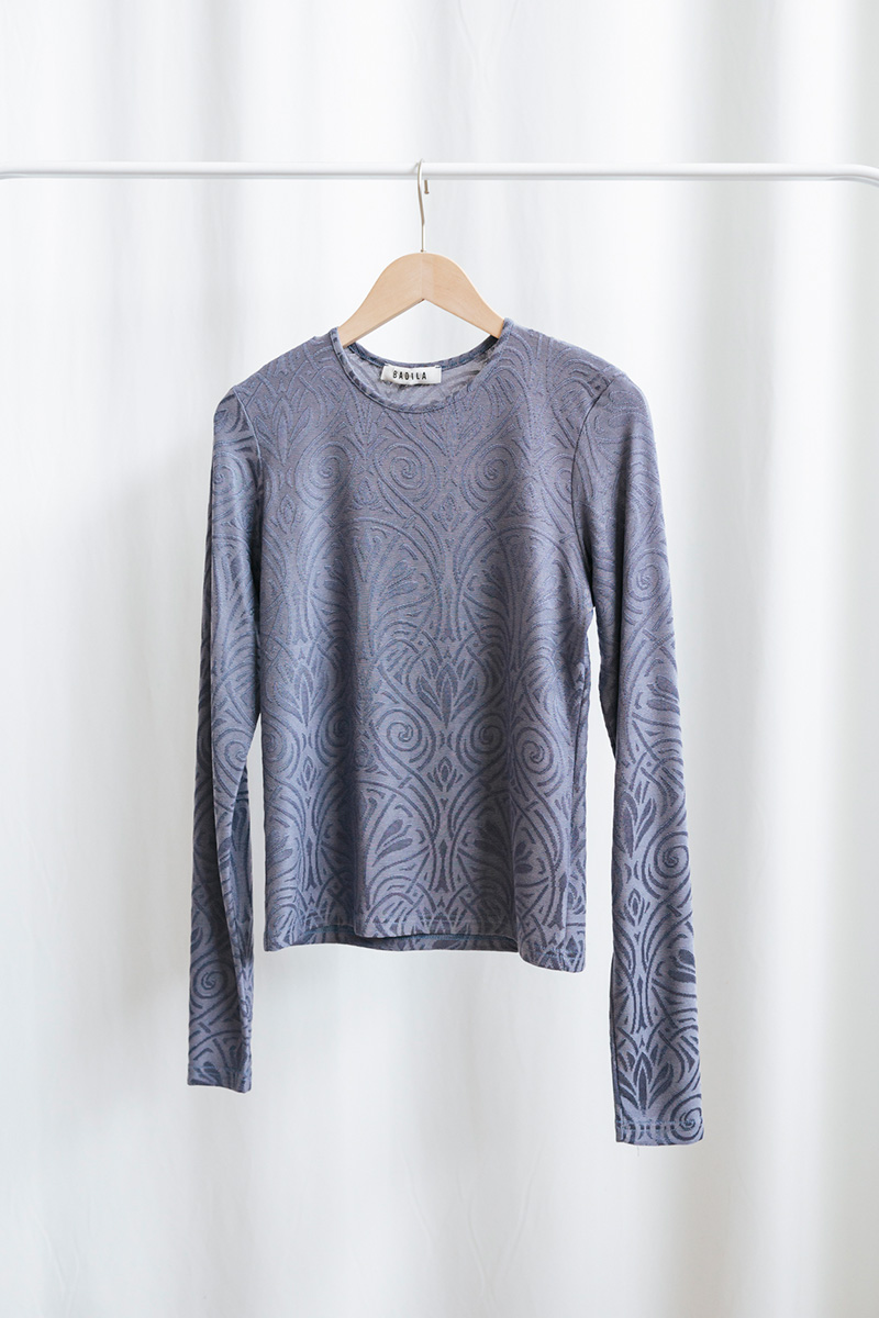 Ζακάρ μπλούζα BADILA Μπλούζα ζακάρ με μακριά μανίκια και στρογγυλή λαιμόκοψη. Σύνθεση : Βισκόζ 49% Πολυέστερ 42% Ελαστάν 9% Οδηγίες Πλυσίματος : Πλύσιμο στους 30°C από την ανάποδη. Στέγνωμα από την ανάποδη. Όχι στεγνωτήριο. Συνιστάται σιδέρωμα. Μέγεθος Μοντέλου : ΟS Τα ρούχα BADILA σχεδιάζονται και ράβονται στην Ελλάδα από το 1989. Αποστολή σε όλη την Ελλάδα σε 1-3 ημέρες. Διαθέσιμο και στα φυσικά μας καταστήματα YELLOW BUTTON Χρεμωνίδου & Δαμάρεως 61 Παγκράτι Γρ. Αυξεντίου 122 Ιλίσια