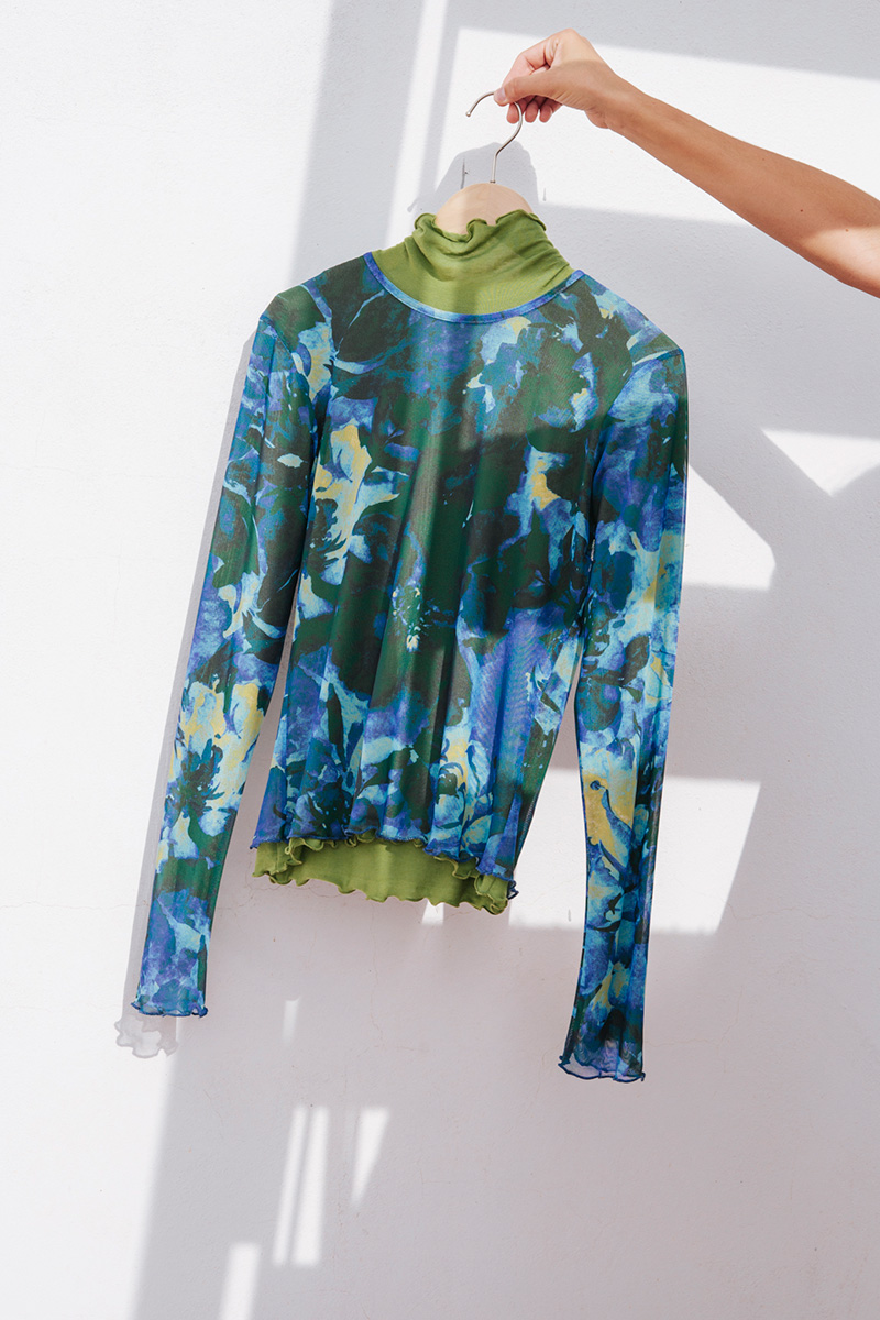 See-through μπλούζα εμπριμέ με στρογγυλή λαιμόκοψη και μακριά μανίκια. Σύνθεση : Ανακυκλωμένο Πολυέστερ 95% Ανακυκλωμένο Ελαστάν 5% Οδηγίες Πλυσίματος : Πλύσιμο στους 30°C. Όχι στεγνωτήριο. Μέγεθος Μοντέλου : S Τα ρούχα BADILA σχεδιάζονται και ράβονται στην Ελλάδα από το 1989. Αποστολή σε όλη την Ελλάδα σε 1-3 ημέρες. Διαθέσιμο και στα φυσικά μας καταστήματα YELLOW BUTTON Χρεμωνίδου & Δαμάρεως 61 Παγκράτι Γρ. Αυξεντίου 122 Ιλίσια