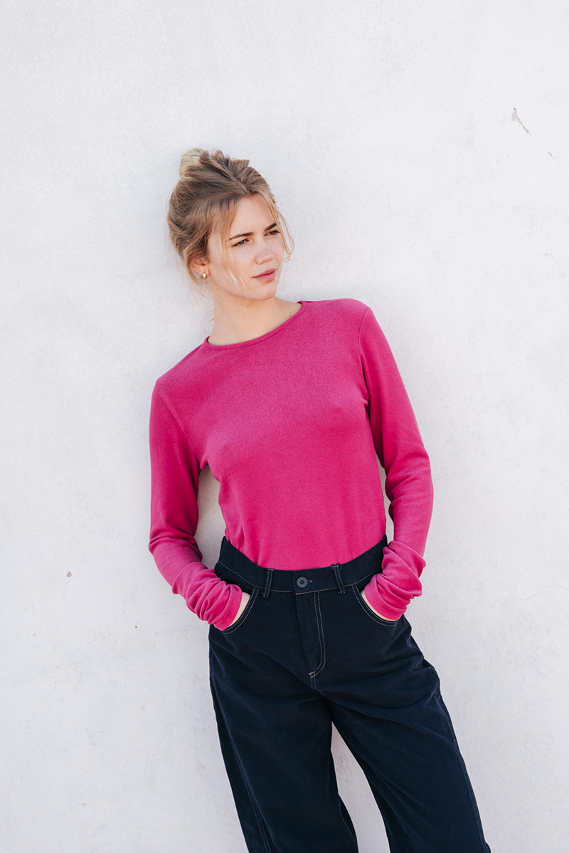 Μακρυμάνικη μπλούζα BADILA Μπλούζα με μακρύ μανίκι και στρογγυλή λαιμόκοψη. Σύνθεση : Βισκόζ 80% Πολυέστερ 16% Ελαστάν 4% Οδηγίες Πλυσίματος : Πλύσιμο στους 30°C από την ανάποδη. Στέγνωμα από την ανάποδη. Όχι στεγνωτήριο. Μέγεθος Μοντέλου : OS Τα ρούχα BADILA σχεδιάζονται και ράβονται στην Ελλάδα από το 1989. Αποστολή σε όλη την Ελλάδα σε 1-3 ημέρες. Διαθέσιμο και στα φυσικά μας καταστήματα YELLOW BUTTON Χρεμωνίδου & Δαμάρεως 61 Παγκράτι Γρ. Αυξεντίου 122 Ιλίσια