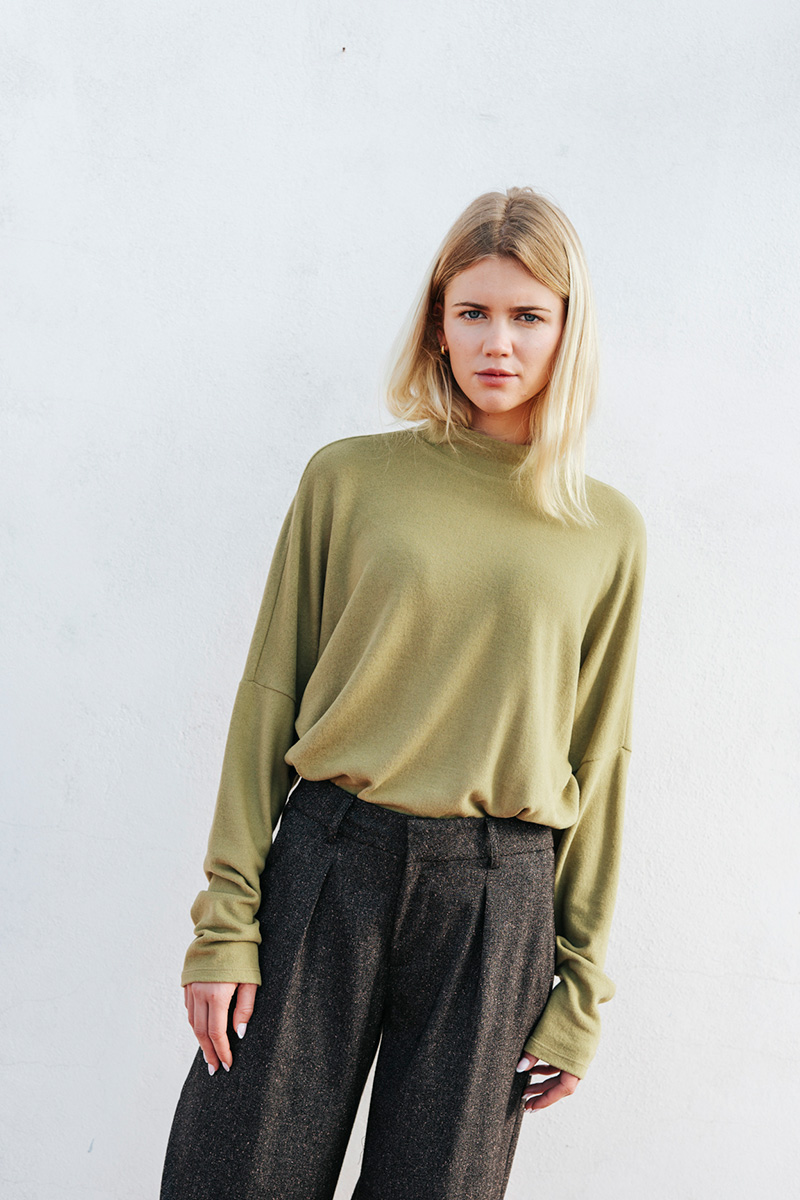 Πλεκτή μπλούζα με μακριά μανίκια και ψηλή λαιμόκοψη.