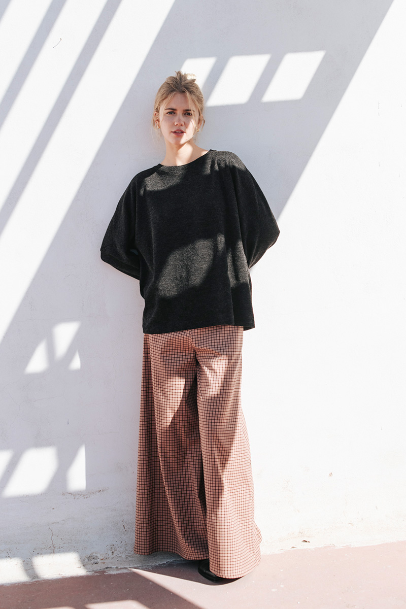 Φαρδιά μπλούζα BADILA Μπλούζα μακρυμάνικη φαρδιά με στρογγυλή λιαμόκοψη. Σύνθεση : Πολυέστερ 90% Ραιγιόν 5% Σπάντεξ 5% Οδηγίες Πλυσίματος : Πλύσιμο στους 30°C από την ανάποδη. Στέγνωμα από την ανάποδη. Όχι στεγνωτήριο. Μέγεθος Μοντέλου : ΟS Τα ρούχα BADILA σχεδιάζονται και ράβονται στην Ελλάδα από το 1989. Αποστολή σε όλη την Ελλάδα σε 1-3 ημέρες. Διαθέσιμο και στα φυσικά μας καταστήματα YELLOW BUTTON Χρεμωνίδου & Δαμάρεως 61 Παγκράτι Γρ. Αυξεντίου 122 Ιλίσια