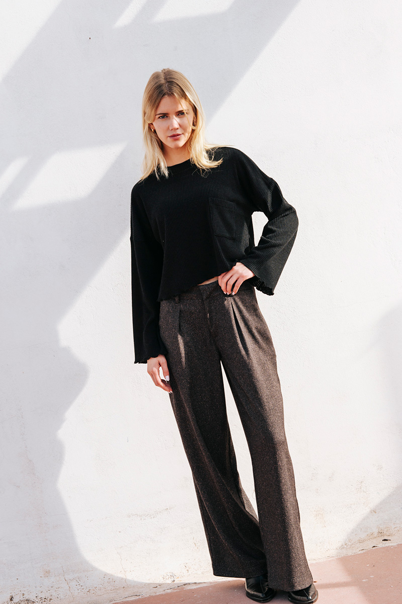 Ριπ μπλούζα BADILA Κοντή μπλούζα φαρδιά με μακριά μανίκια και τσέπη μπροστά. Σύνθεση : Πολυέστερ 96% Σπάντεξ 4% Οδηγίες Πλυσίματος : Πλύσιμο στους 30°C από την ανάποδη. Στέγνωμα από την ανάποδη. Όχι στεγνωτήριο. Μέγεθος Μοντέλου : ΟS Τα ρούχα BADILA σχεδιάζονται και ράβονται στην Ελλάδα από το 1989. Αποστολή σε όλη την Ελλάδα σε 1-3 ημέρες. Διαθέσιμο και στα φυσικά μας καταστήματα YELLOW BUTTON Χρεμωνίδου & Δαμάρεως 61 Παγκράτι Γρ. Αυξεντίου 122 Ιλίσια