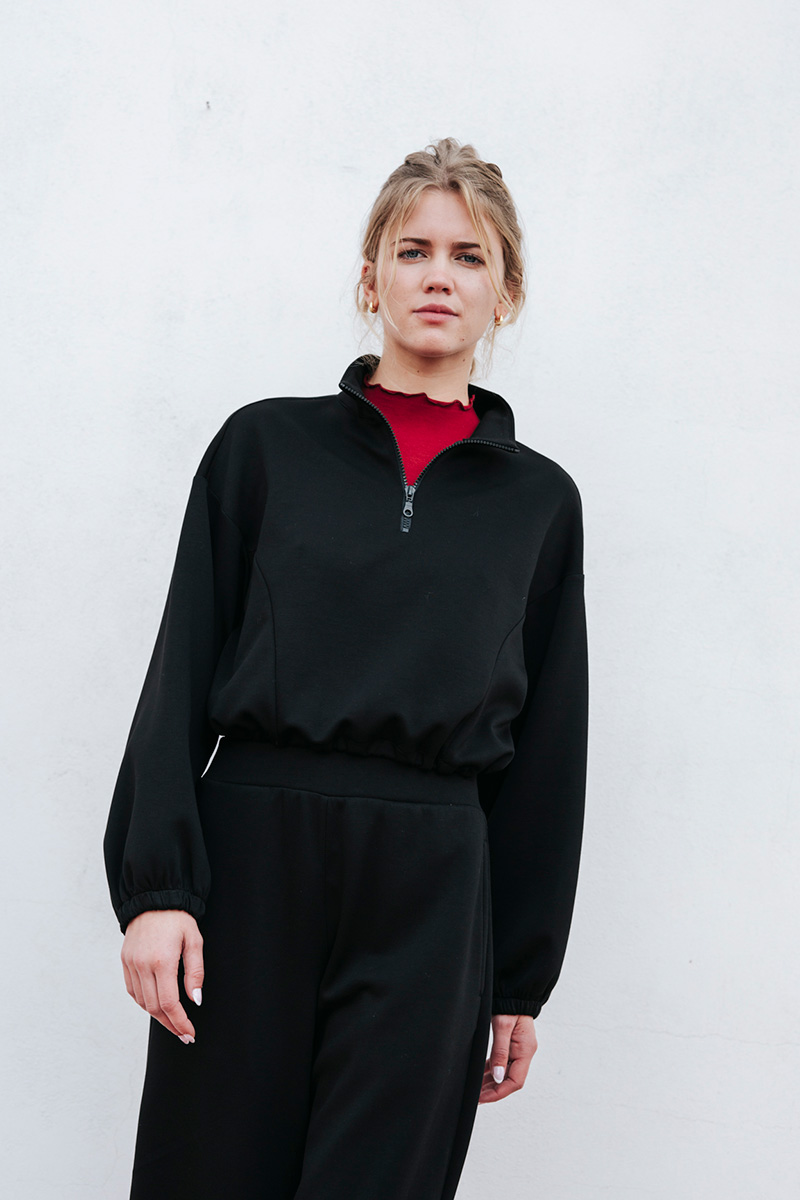 Half-zip φούτερ BADILA Crop φούτερ half-zip με λάστιχο στο τελείωμα και στα μανίκια. Σύνθεση : Πολυέστερ 54% Ραιγιόν 40% Σπάντεξ 6% Οδηγίες Πλυσίματος : Πλύσιμο στους 30°C από την ανάποδη. Στέγνωμα από την ανάποδη. Όχι στεγνωτήριο. Μέγεθος Μοντέλου : S Τα ρούχα BADILA σχεδιάζονται και ράβονται στην Ελλάδα από το 1989. Αποστολή σε όλη την Ελλάδα σε 1-3 ημέρες. Διαθέσιμο και στα φυσικά μας καταστήματα YELLOW BUTTON Χρεμωνίδου & Δαμάρεως 61 Παγκράτι Γρ. Αυξεντίου 122 Ιλίσια