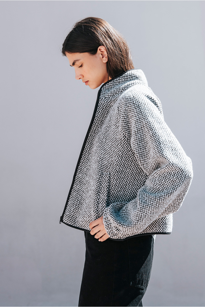 Μπουκλέ τζάκετ BADILA Μπουκλέ τζάκετ με τσέπες στο πλάι και κλείσιμο μπροστά με φερμουάρ. Σύνθεση : Πολυέστερ 80% Ακρυλικό 20% Οδηγίες Πλυσίματος : Πλύσιμο στους 30°C από την ανάποδη. Στέγνωμα από την ανάποδη. Όχι στεγνωτήριο. Μέγεθος Μοντέλου : OS Τα ρούχα BADILA σχεδιάζονται και ράβονται στην Ελλάδα από το 1989. Αποστολή σε όλη την Ελλάδα σε 1-3 ημέρες. Διαθέσιμο και στα φυσικά μας καταστήματα YELLOW BUTTON Χρεμωνίδου & Δαμάρεως 61 Παγκράτι Γρ. Αυξεντίου 122 Ιλίσια