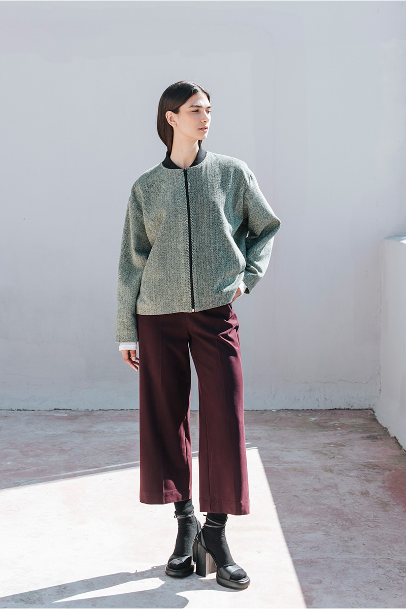 Bomber jacket BADILA Τζάκετ με τσέπες στο πλάι, κλείσιμο μπροστά με φερμουάρ και τελειώματα σε ριπ ύφανση. Σύνθεση : Πολυέστερ 100% Οδηγίες Πλυσίματος : Μόνο στεγνό καθάρισμα Μέγεθος Μοντέλου : S Τα ρούχα BADILA σχεδιάζονται και ράβονται στην Ελλάδα από το 1989. Αποστολή σε όλη την Ελλάδα σε 1-3 ημέρες. Διαθέσιμο και στο φυσικό κατάστημα YELLOW BUTTON Χρεμωνίδου & Δαμάρεως 61 Παγκράτι Γρ. Αυξεντίου 122 Άνω Ιλίσια