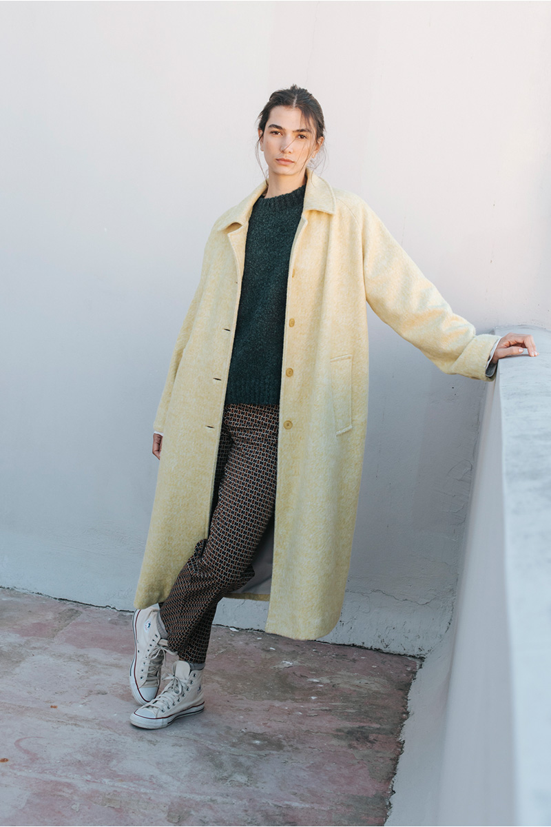 Μακρύ παλτό BADILA Παλτό μακρύ με γιακά, κλείσιμο μπροστά με κουμπιά. Λεπτομέρεια με κουμπί στα μανίκια και τσέπες στο πλάι. Σύνθεση : Πολυέστερ 70% Μαλλί 30% Οδηγίες Πλυσίματος : Μόνο στεγνό καθάρισμα. Μέγεθος Μοντέλου : OS Τα ρούχα BADILA σχεδιάζονται και ράβονται στην Ελλάδα από το 1989. Αποστολή σε όλη την Ελλάδα σε 1-3 ημέρες. Διαθέσιμο και στα φυσικά μας καταστήματα YELLOW BUTTON Χρεμωνίδου & Δαμάρεως 61 Παγκράτι Γρ. Αυξεντίου 122 Ιλίσια