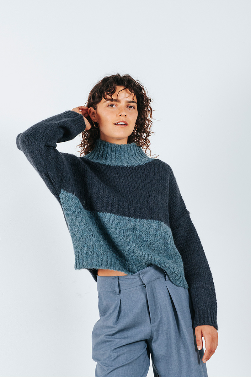 Δίχρωμο πουλόβερ BADILA Πλεκτό πουλόβερ ζιβάγκο δίχρωμο, με μακριά μανίκια. Σύνθεση : Ακρυλικό 62% Πολυέστερ 18% Μαλλί 8% Βισκόζ 8% Αλπακά 4% Οδηγίες Πλυσίματος : Πλύσιμο στο χέρι με κρύο νερό. Μέγεθος Μοντέλου : ΟS Τα ρούχα BADILA σχεδιάζονται και ράβονται στην Ελλάδα από το 1989. Αποστολή σε όλη την Ελλάδα σε 1-3 ημέρες. Διαθέσιμο και στα φυσικά μας καταστήματα YELLOW BUTTON Χρεμωνίδου & Δαμάρεως 61 Παγκράτι Γρ. Αυξεντίου 122 Ιλίσια