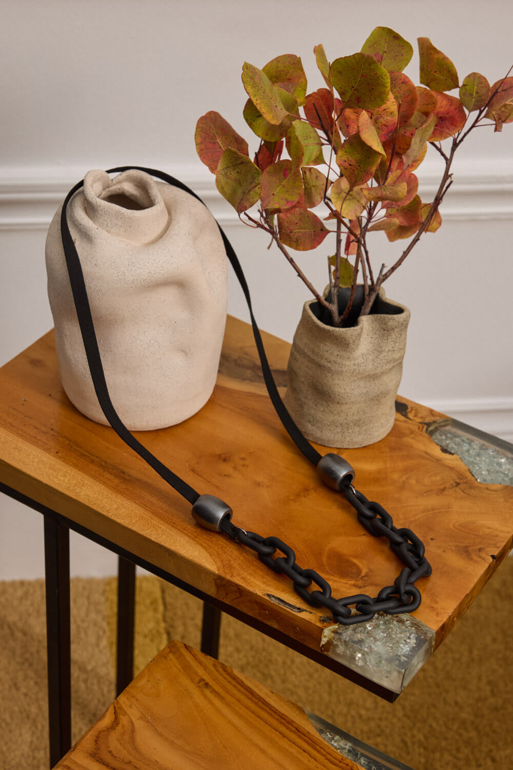 "PORTIA" χειροποίητο κολιέ Namaste Minimal αλλά δυναμικό, αυτό το χειροποίητο μακρύ κολιέ τραβάει το βλέμμα χάρη στην εντυπωσιακή ακρυλική αλυσίδα-κρίκο σε μαύρο ματ φινίρισμα που κυριαρχεί στο κάτω μέρος. Το πλακέ κορδόνι προσθέτει κομψότητα και μοντέρνα ισορροπία, ενώ δύο χάντρες ενισχύουν τη σύνθεση με γεωμετρικές πινελιές. Δωρεάν αποστολή σε 1-3 μέρες σε όλη την Ελλάδα. Διαθέσιμο και στο φυσικό κατάστημα YELLOW BUTTON Χρεμωνίδου & Δαμάρεως 61 Παγκράτι