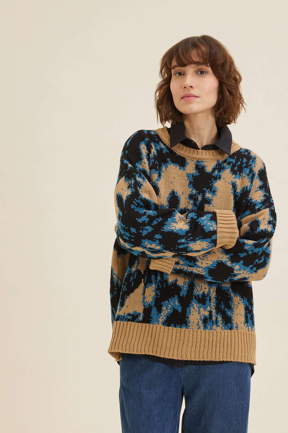 "DRAGONFLY" πλεκτό πουλόβερ Namaste Πουλόβερ φαντεζί, τρίχρωμο, σε χαλαρή γραμμή, με μονόχρωμα rib στα μανίκια, στη λαιμόκοψη και στο τελείωμα. Το νήμα είναι μαλακό, χνουδιασμένο. 100% Ακρυλικό Τα ρούχα Namaste σχεδιάζονται και ράβονται στην Ελλάδα. Δωρεάν αποστολή σε 1-3 μέρες σε όλη την Ελλάδα. Διαθέσιμο στο outlet καταστήματα YELLOW BUTTON Γρ. Αυξεντίου 122 Ιλίσια