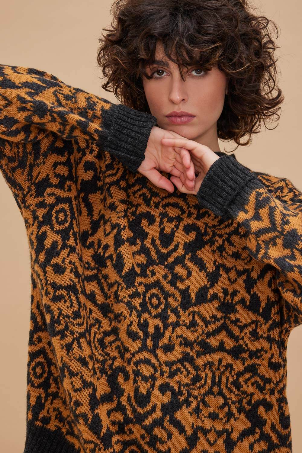 "LADYBYG" πλεκτή μακριά μπλούζα Namaste Μπλούζα πλεκτή μακριά, σε φαρδιά γραμμή με φαρδιά rib στη λαιμόκοψη, στα μανίκια και στο τελείωμα. Το πλεκτό είναι σε πολύ μαλακό νήμα, σε απλή πλέξη με δίχρωμο ζακάρ. 100% Ακρυλικό Τα ρούχα Namaste σχεδιάζονται και ράβονται στην Ελλάδα. Δωρεάν αποστολή σε 1-3 μέρες σε όλη την Ελλάδα. Διαθέσιμο και στο outlet κατάστημα YELLOW BUTTON Γρ. Αυξεντίου 122 Ιλίσια