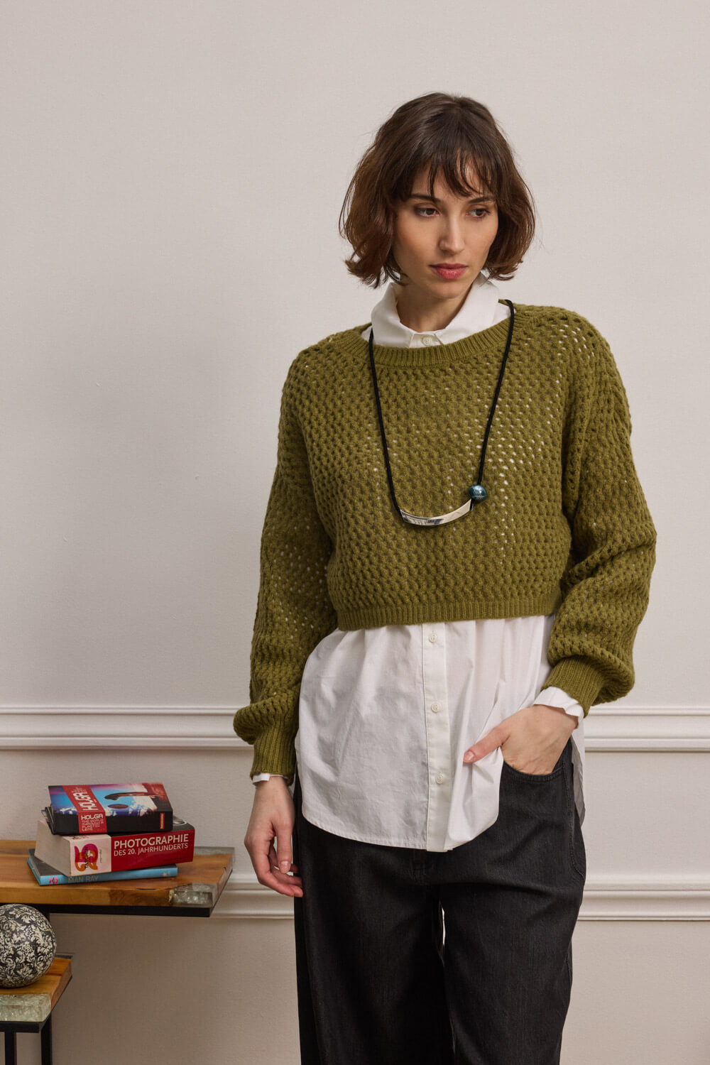 "CLARTON" cropped πουλόβερ Namaste Πλεκτό Cropped Πουλόβερ με πλούσια υφή ανοιχτής πλέξης που χαρίζει ανάλαφρη διαφάνεια ενώ η ανοιχτή στρογγυλή λαιμόκοψη προσφέρει άνεση και μια διακριτική νότα απλότητας. Η γραμμή του είναι κοντή, τονίζοντας τη μέση, ενώ τα φουσκωτά μανίκια με ριμπ τελείωμα προσδίδουν όγκο και κομψότητα στο σύνολο. Η προσεγμένη πλέξη αναδεικνύει το μοναδικό σχεδιασμό, δημιουργώντας ένα κομμάτι που συνδυάζει άνεση και στυλ. 43% Ακρυλικό 30% Πολυστέρας 27% Πολυαμίδη Τα ρούχα Namaste σχεδιάζονται και ράβονται στην Ελλάδα. Δωρεάν αποστολή σε 1-3 μέρες σε όλη την Ελλάδα. Διαθέσιμο και στα φυσικά κατάστηματα YELLOW BUTTON Χρεμωνίδου & Δαμάρεως 61 Παγκράτι Γρ. Αυξεντίου 122 Ιλίσια