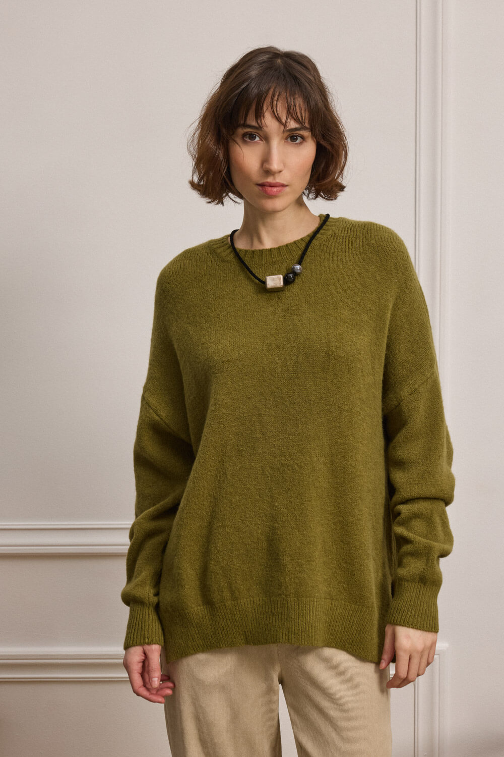 "ALBARN" πλεκτή μπλούζα Namaste Πλεκτό σε άνετη γραμμή, με premium αίσθηση. Ξεχωρίζει για τη μαλακή υφή του και την ανάλαφρη εφαρμογή του, αγκαλιάζοντας το σώμα με μοναδική άνεση. Η χαλαρή γραμμή με τα μακριά μανίκια και τους χαμηλωμένους ώμους δημιουργεί ανεπιτήδευτο όγκο και διακριτική κίνηση, αναδεικνύοντας τη σιλουέτα. Η στρογγυλή λαιμόκοψη με rib λεπτομέρεια προσθέτει μια κομψή πινελιά, ενώ το ασύμμετρο τελείωμα με ανοίγματα στα πλαϊνά στο κάτω μέρος ενισχύει τον δυναμισμό του σχεδίου. Ένα statement knit που το καθιστά ευέλικτο και διαχρονικό. 43% Ακρυλικό 30% Πολυεστέρας 27% Πολυαμίδη Τα ρούχα Namaste σχεδιάζονται και ράβονται στην Ελλάδα. Δωρεάν αποστολή σε 1-3 μέρες σε όλη την Ελλάδα. Διαθέσιμο και στα φυσικά κατάστηματα YELLOW BUTTON Χρεμωνίδου & Δαμάρεως 61 Παγκράτι