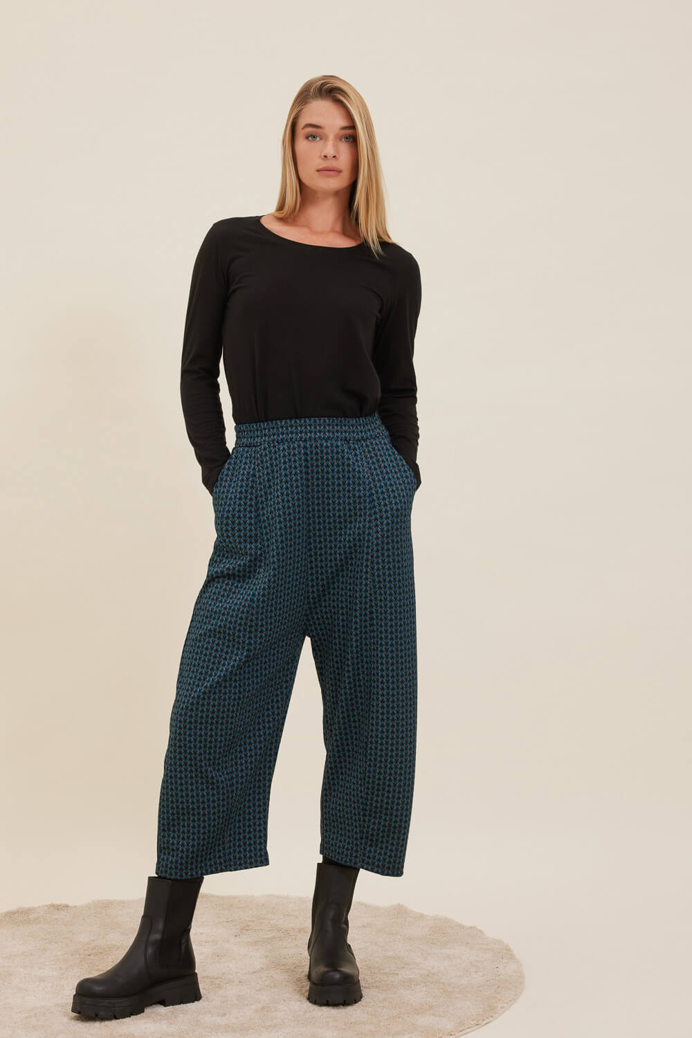 "PITADOR" παντελόνι cropped Namaste Cropped παντελόνι σε φαρδιά γραμμή με χαλαρό καβάλο, λάστιχο στη μέση, κάθετες ραφές μπροστά και πίσω, τσέπες μπροστά, και διακοσμητικές τσέπες-φιλέτα πίσω. Ιδιαίτερο ζακάρ σε μικροσχέδιο, σε αποχρώσεις του μπλε. 47% Βισκόζη 37% Πολυέστερ 13% Πολυαμίδη 3%Ελαστάν Τα ρούχα Namaste σχεδιάζονται και ράβονται στην Ελλάδα. Δωρεάν αποστολή σε 1-3 μέρες σε όλη την Ελλάδα. Διαθέσιμο και στο outlet κατάστημα YELLOW BUTTON Γρ. Αυξεντίου 122 Ιλίσια