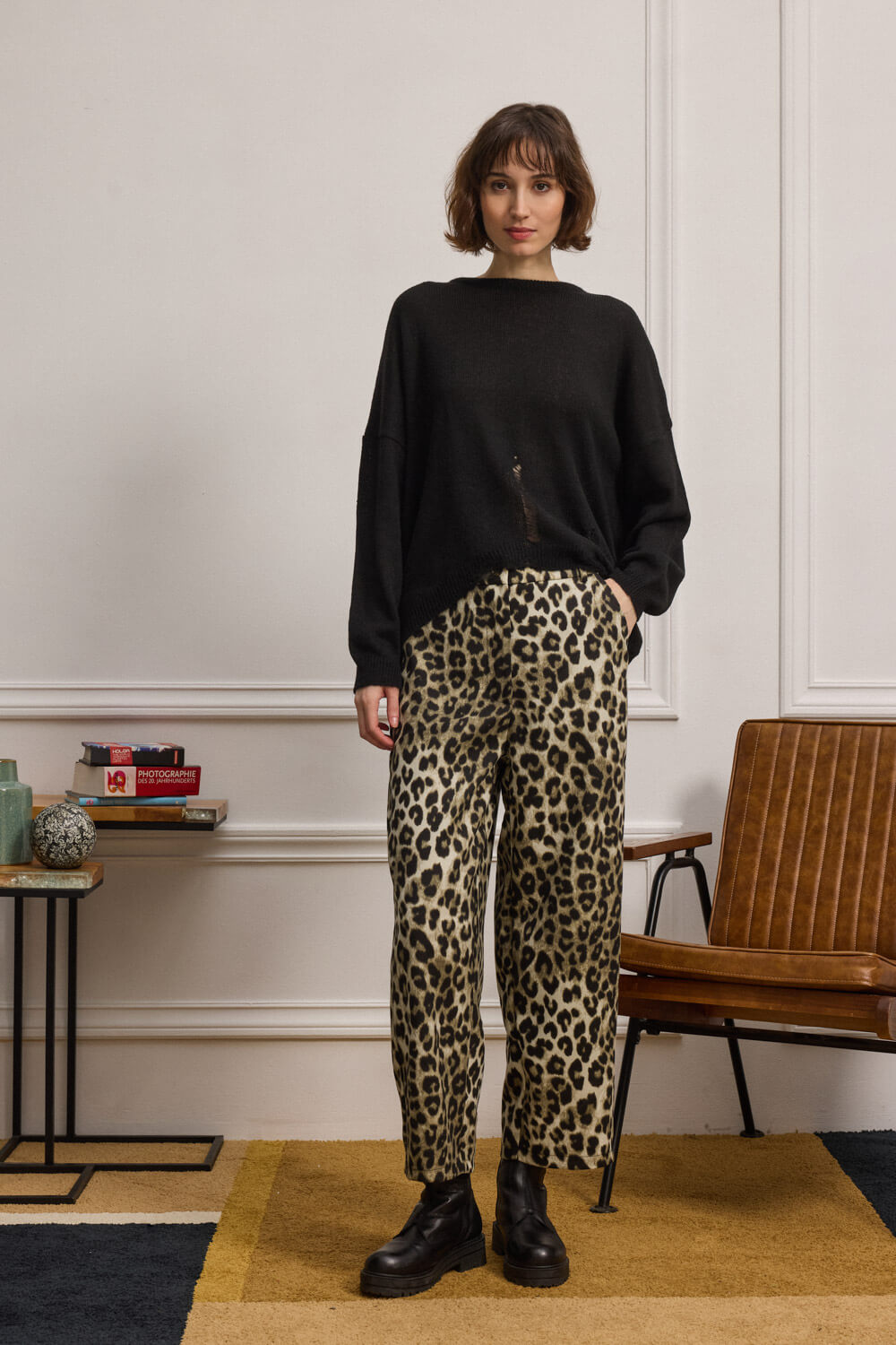 "BABAR" παντελόνι εμπριμέ cropped Namaste Statement παντελόνι σε ίσια γραμμή με εντυπωσιακό animal print που προσθέτει ένταση και χαρακτήρα στο look. Το cropped μήκος αναδεικνύει τον αστράγαλο, ενώ το λάστιχο στο πίσω μέρος της μέσης προσφέρει άνεση και ευελιξία στην εφαρμογή. Κλείνει μπροστά με κουμπί και φερμουάρ, διαθέτει θυλάκια για ζώνη, κοφτές τσέπες μπροστά και τετράγωνη πίσω τσέπη που ολοκληρώνει το design με πρακτική πινελιά. 85% Πολυέστερ 15% Βισκόζη Τα ρούχα Namaste σχεδιάζονται και ράβονται στην Ελλάδα. Δωρεάν αποστολή σε 1-3 μέρες σε όλη την Ελλάδα. Διαθέσιμο και στα φυσικά κατάστηματα YELLOW BUTTON Χρεμωνίδου & Δαμάρεως 61 Παγκράτι