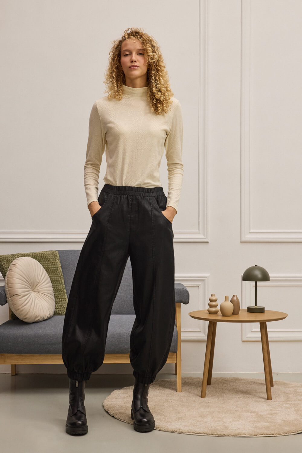 "AZIZ" παντελόνι ψηλόμεσο Namaste Ψηλόμεσο παντελόνι από 100% βαμβάκι με κερωμένο φινίρισμα που προσδίδει διακριτική γυαλάδα. Το λάστιχο στη μέση και η φάσα με λάστιχο στο τελείωμα του στριφώματος εξασφαλίζουν άνεση και σταθερή εφαρμογή. Διαθέτει πρακτικές τσέπες μπροστά και πίσω, ενώ οι σχεδιαστικές ραφές ολοκληρώνουν το σύγχρονο design με κομψότητα. “Αυτό το προϊόν έχει φτιαχτεί με αγάπη και σεβασμό στο περιβάλλον χρησιμοποιώντας φυσικές ίνες.” 100% Βαμβάκι Τα ρούχα Namaste σχεδιάζονται και ράβονται στην Ελλάδα. Δωρεάν αποστολή σε 1-3 μέρες σε όλη την Ελλάδα. Διαθέσιμο και στο φυσικό κατάστημα YELLOW BUTTON Χρεμωνίδου & Δαμάρεως 61 Παγκράτι