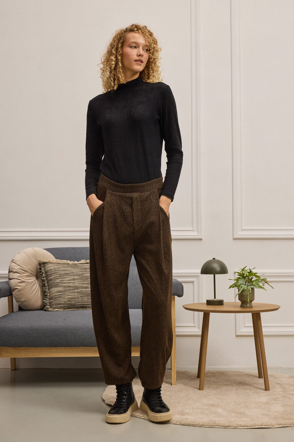 "ADRITI" παντελόνι Namaste Παντελόνι από ελαστικό ανάγλυφo ύφασμα με κομψή, σύγχρονη αισθητική. Διαθέτει λάστιχο στη μέση για άνετη εφαρμογή, τσέπες στη ραφή και πιέτα στο μπροστινό μέρος που προσθέτει σχεδιαστικό βάθος. Τα διακοσμητικά φιλέτα στο πίσω μέρος ενισχύουν το tailoring χαρακτήρα του. Συνδυάζεται με το γιλέκο ACHARA για ολοκληρωμένο σετ. 25% Βισκόζη 71% Πολυέστερ 4% Ελαστάν Τα ρούχα Namaste σχεδιάζονται και ράβονται στην Ελλάδα. Δωρεάν αποστολή σε 1-3 μέρες σε όλη την Ελλάδα. Διαθέσιμο και στα φυσικά καταστήματα YELLOW BUTTON Χρεμωνίδου & Δαμάρεως 61 Παγκράτι