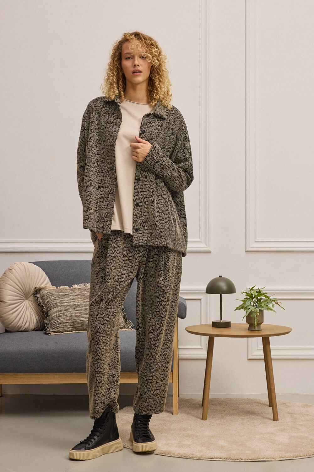 "ADRITI" παντελόνι Namaste Παντελόνι από ελαστικό ανάγλυφo ύφασμα με κομψή, σύγχρονη αισθητική. Διαθέτει λάστιχο στη μέση για άνετη εφαρμογή, τσέπες στη ραφή και πιέτα στο μπροστινό μέρος που προσθέτει σχεδιαστικό βάθος. Τα διακοσμητικά φιλέτα στο πίσω μέρος ενισχύουν το tailoring χαρακτήρα του. Συνδυάζεται με το γιλέκο ACHARA για ολοκληρωμένο σετ. 25% Βισκόζη 71% Πολυέστερ 4% Ελαστάν Τα ρούχα Namaste σχεδιάζονται και ράβονται στην Ελλάδα. Δωρεάν αποστολή σε 1-3 μέρες σε όλη την Ελλάδα. Διαθέσιμο και στα φυσικά καταστήματα YELLOW BUTTON Χρεμωνίδου & Δαμάρεως 61 Παγκράτι