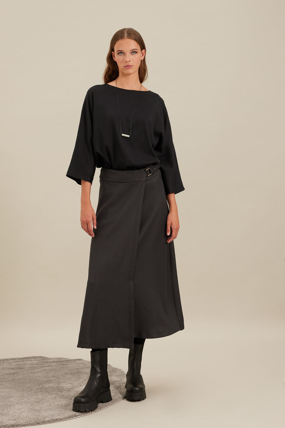 "HYENA" μίντι φούστα Namaste Midi wrap φούστα με δερμάτινο κούμπωμα στο πλάι. Σε ύφασμα πιε ντε πουλ σε γριζόμαυρες αποχρώσεις. 100% Πολυέστερ Τα ρούχα Namaste σχεδιάζονται και ράβονται στην Ελλάδα. Δωρεάν αποστολή σε 1-3 μέρες σε όλη την Ελλάδα. Διαθέσιμο στο outlet καταστήματα YELLOW BUTTON Γρ. Αυξεντίου 122 Ιλίσια