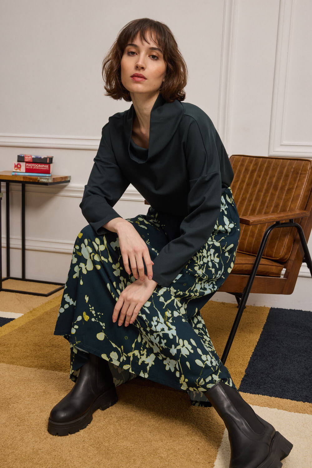 "PIKE" μίντι φούστα Namaste Midi φούστα σε εβαζέ γραμμή, με floral print σε αισθητική water color και ύφασμα από 100% viscoze Ecovero. Το λάστιχο στη μέση και το μεταλλικό φερμουάρ στο πίσω μέρος προσθέτει λεπτομέρεια και εξασφαλίζει άνετη εφαρμογή. Διαθέτει πλαϊνές τσέπες και αέρινη γραμμή που κολακεύει τη σιλουέτα. “Αυτό το προϊόν έχει φτιαχτεί με αγάπη και σεβασμό στο περιβάλλον χρησιμοποιώντας φυσικές ίνες.” 100% Ecovero Βισκόζη Τα ρούχα Namaste σχεδιάζονται και ράβονται στην Ελλάδα. Δωρεάν αποστολή σε 1-3 μέρες σε όλη την Ελλάδα. Διαθέσιμο και στα φυσικά καταστήματα YELLOW BUTTON Χρεμωνίδου & Δαμάρεως 61 Παγκράτι Γρ. Αυξεντίου 122 Ιλίσια