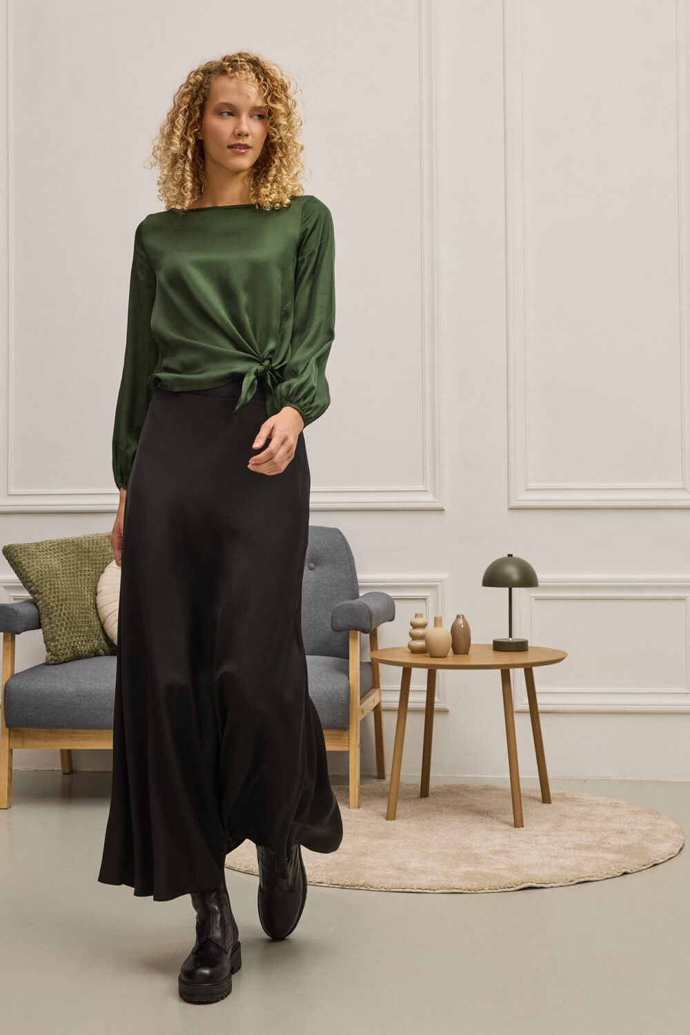 "CAO" φούστα maxi σε ημιλοξή γραμμή Namaste Μακριά φούστα σε ημίλοξη γραμμή με εσωτερικό λάστιχο για άνετη εφαρμογή. Το ελαφρύ ύφασμά της από 100% lyocell αγκαλιάζει απαλά τη σιλουέτα και προσφέρει φυσική κίνηση σε κάθε βήμα. “Αυτό το προϊόν έχει φτιαχτεί με αγάπη και σεβασμό στο περιβάλλον χρησιμοποιώντας φυσικές ίνες.” 100% Λυοσέλ Τα ρούχα Namaste σχεδιάζονται και ράβονται στην Ελλάδα. Δωρεάν αποστολή σε 1-3 μέρες σε όλη την Ελλάδα. Διαθέσιμο και στο φυσικό κατάστημα YELLOW BUTTON Χρεμωνίδου & Δαμάρεως 61 Παγκράτι