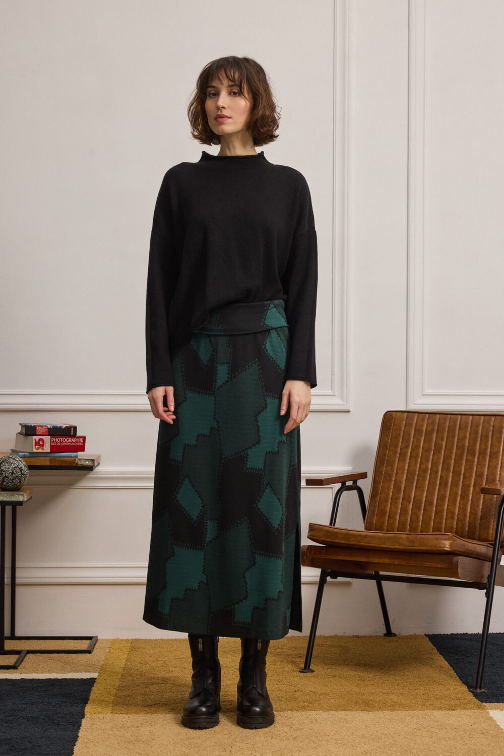 "RAINBOW" φούστα μίντι Namaste Midi φούστα με εφέ patchwork που τραβάει το βλέμμα. Η φαρδιά μπάσκα στη μέση φοριέται διπλωμένη ή τεντωμένη, αγκαλιάζοντας το σώμα με άνεση. Το ύφασμα ακολουθεί τη σιλουέτα και ανοίγει αρμονικά προς τα κάτω, δημιουργώντας κολακευτική γραμμή. Ελαστική και ευκολοφόρετη, μπορεί να σταθεί μόνη της ή να φορεθεί μαζί με την μπλούζα IAM για ένα σετ με ξεχωριστή ταυτότητα. 40% Βισκόζη 56% Πολυέστερ 4% Ελαστάν Τα ρούχα Namaste σχεδιάζονται και ράβονται στην Ελλάδα. Δωρεάν αποστολή σε 1-3 μέρες σε όλη την Ελλάδα. Διαθέσιμο και στα φυσικά κατάστηματα YELLOW BUTTON Χρεμωνίδου & Δαμάρεως 61 Παγκράτι Γρ. Αυξεντίου 122 Ιλίσια