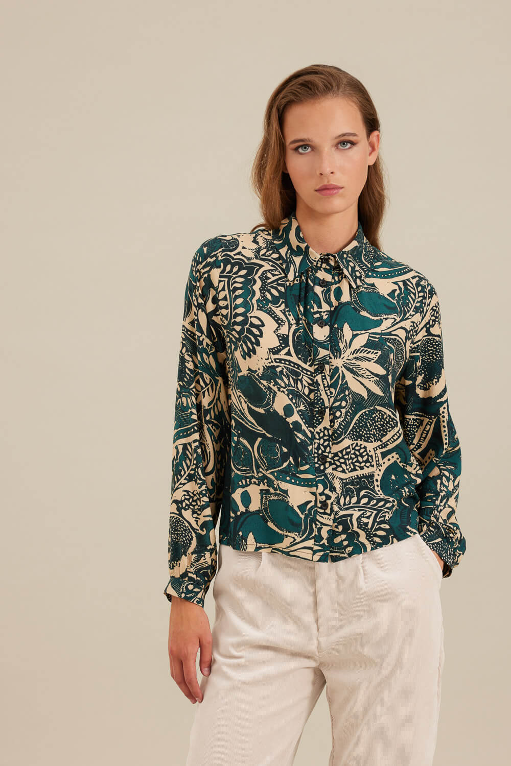 "PAPILLON" εμπριμέ πουκάμισο Namaste Πουκάμισο σε γραμμή χαλαρή, αλλά κοντά στο σώμα, με σούρες κάτω από το γιακά, ωμίτη στο πίσω μέρος με σούρες στο κέντρο του, και μακριά μανίκια. Σε ύφασμα από εμπριμέ βισκόζη που συνδυάζει το φωτεινό πετρόλ με το χρώμα της κρέμας. 100% Βισκόζη Τα ρούχα Namaste σχεδιάζονται και ράβονται στην Ελλάδα. Δωρεάν αποστολή σε 1-3 μέρες σε όλη την Ελλάδα. Διαθέσιμο στο outlet καταστήματα YELLOW BUTTON Γρ. Αυξεντίου 122 Ιλίσια