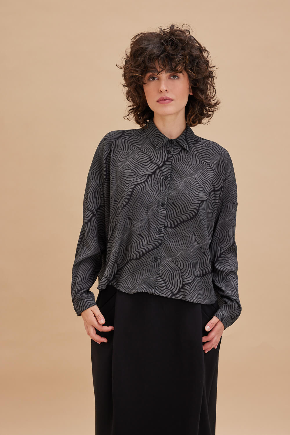 "MOOSE" πουκάμισο Namaste Πουκάμισο σε φαρδιά γραμμή με ωμίτη πίσω, μανίκια φαρδιά που καταλήγουν σε μικρή μανσέτα με ένα κουμπί, μικρά ανοίγματα στο πλάι και ασυμμετρία στο τελείωμα. Το ύφασμα είναι εμπριμέ δίχρωμη βισκόζη. 100% Βισκόζη Τα ρούχα Namaste σχεδιάζονται και ράβονται στην Ελλάδα. Δωρεάν αποστολή σε 1-3 μέρες σε όλη την Ελλάδα. Διαθέσιμο και στο outlet κατάστημα YELLOW BUTTON Γρ. Αυξεντίου 122 Ιλίσια