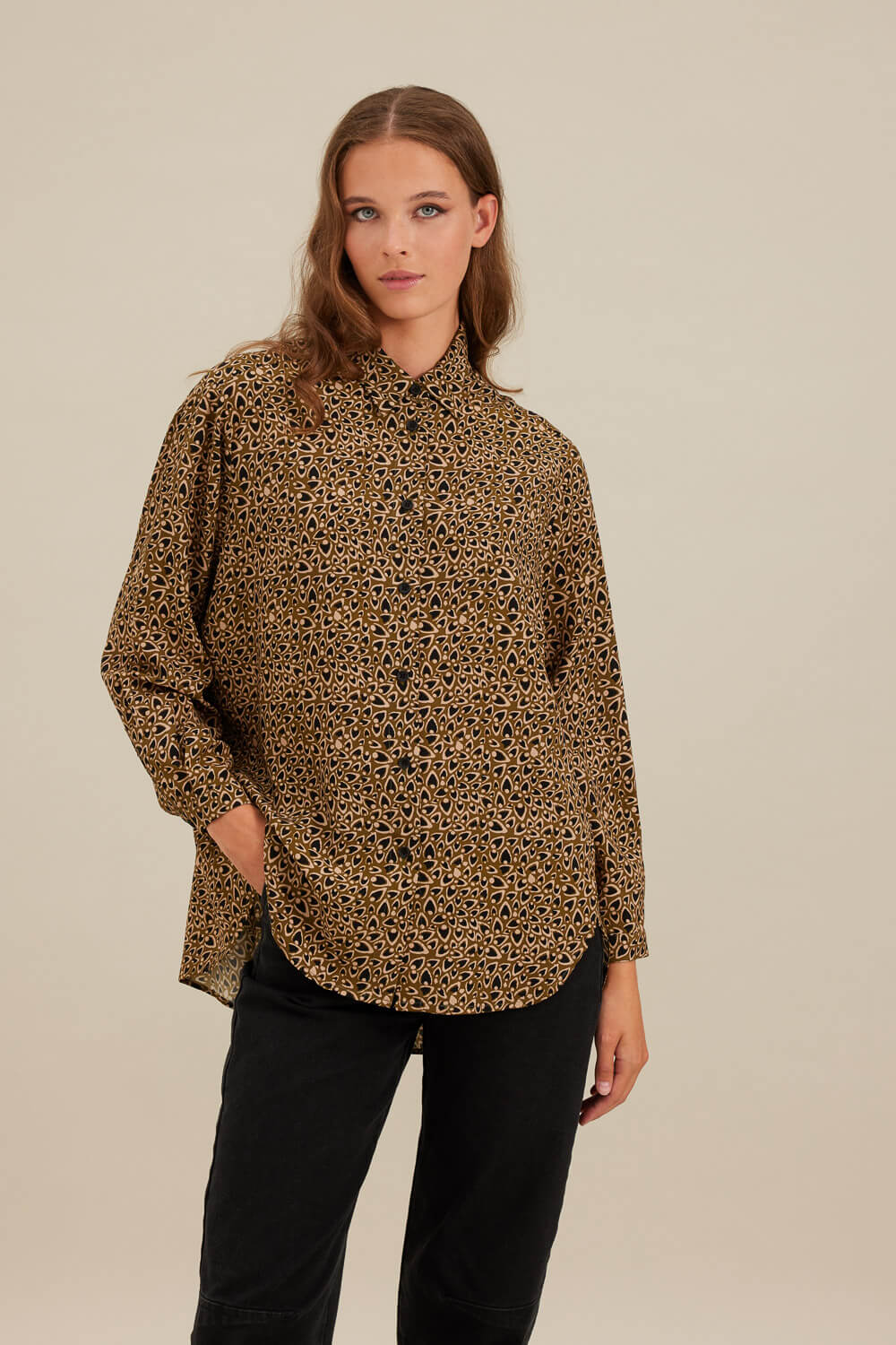 "KRILL_1" oversized πουκάμισο Namaste Oversized πουκάμισο με ασυμμετρία στο εμπρός με το πίσω, που τελειώνει με στρογγυλάδα, μικρή μανσέτα, ανοίγματα στο πλάι, και ωμίτη με μεγάλη πιέτα πίσω για χαλαρότητα και άνεση. Σε ύφασμα από εμπριμέ βισκόζη στις αποχρώσεις του χακί. 100% Βισκόζη Τα ρούχα Namaste σχεδιάζονται και ράβονται στην Ελλάδα. Δωρεάν αποστολή σε 1-3 μέρες σε όλη την Ελλάδα. Διαθέσιμο στο outlet καταστήματα YELLOW BUTTON Γρ. Αυξεντίου 122 Ιλίσια