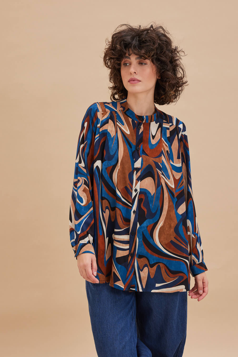 "GROUSE" πουκάμισο Namaste Πουκάμισο μακρύ σε φαρδιά γραμμή, με πιέτες μπροστά στη ραφή του ώμου, όρθιο γιακά, και ωμίτη με δύο πένσες πίσω. Τα μανίκια καταλήγουν σε μανσέτα με ελαφριά σούρα. Στο πλάι έχει ανοίγματα. Το ύφασμα είναι βισκόζη με ιδιαίτερο εμπριμέ print. 100% Βισκόζη Τα ρούχα Namaste σχεδιάζονται και ράβονται στην Ελλάδα. Δωρεάν αποστολή σε 1-3 μέρες σε όλη την Ελλάδα. Διαθέσιμο στο outlet καταστήματα YELLOW BUTTON Γρ. Αυξεντίου 122 Ιλίσια