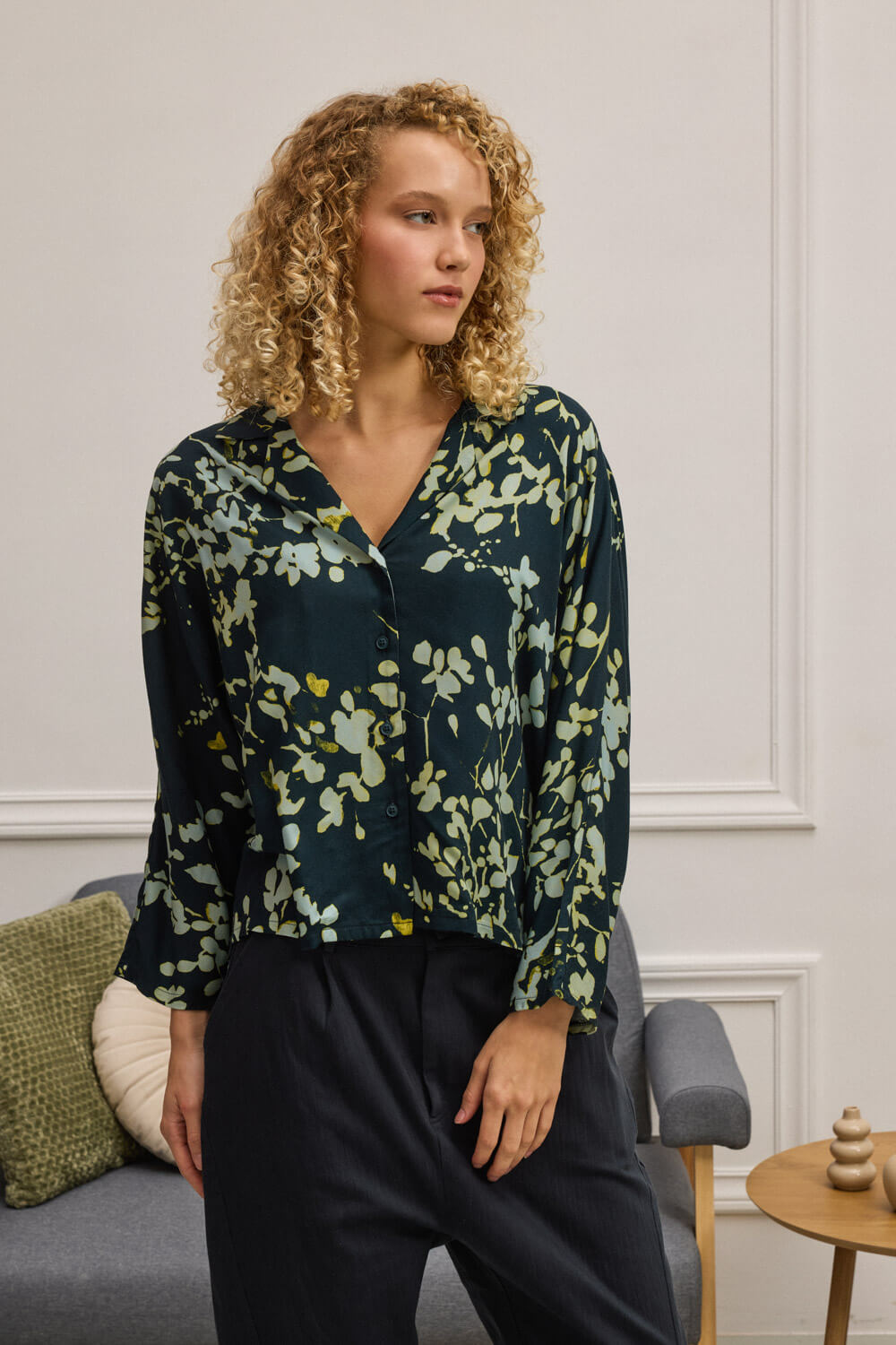 "SELKIE" πουκάμισο φλοράλ Namaste Πουκάμισο σε χαλαρή γραμμή με floral print σε αισθητική water color. Διαθέτει γιακά πέτο, ασύμμετρο τελείωμα και ζαπονέ μακριά μανίκια που προσθέτουν αέρινη κίνηση. Κλείνει μπροστά με κουμπιά και είναι κατασκευασμένο από 100% viscose Ecovero, με απαλή υφή και υπεύθυνη σύνθεση. Συνδυάζεται ιδανικά με τη φούστα PIKE για ένα ολοκληρωμένο, δυναμικό σύνολο. “Αυτό το προϊόν έχει φτιαχτεί με αγάπη και σεβασμό στο περιβάλλον χρησιμοποιώντας φυσικές ίνες.” 100% Ecovero Βισκόζη Τα ρούχα Namaste σχεδιάζονται και ράβονται στην Ελλάδα. Δωρεάν αποστολή σε 1-3 μέρες σε όλη την Ελλάδα. Διαθέσιμο και στα φυσικά καταστήματα YELLOW BUTTON Χρεμωνίδου & Δαμάρεως 61 Παγκράτι