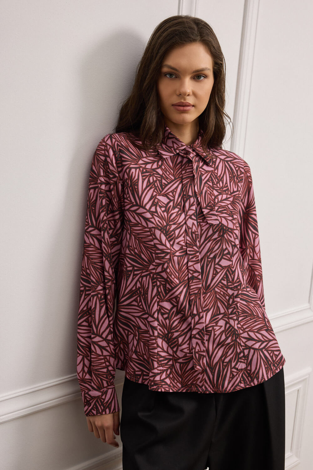 "DONELLY" printed πουκάμισο Namaste Πουκάμισο με γραφιστικό μοτίβο από 100% viscose, απαλό στην υφή και με άψογη εφαρμογή, ξεχωρίζει για το δυναμικό του print. Το ιδιαίτερο διακοσμητικό δέσιμο τύπου “γραβάτας” από το ίδιο ύφασμα, στερεώνεται με κουμπί στο λαιμό και αποτελεί ξεχωριστό σχεδιαστικό στοιχείο. Διαθέτει γιακά, κουμπιά καθ’ όλο το μήκος, και μακριά μανίκια με μανσέτα. “Αυτό το προϊόν έχει φτιαχτεί με αγάπη και σεβασμό στο περιβάλλον χρησιμοποιώντας φυσικές ίνες.” 100% Βισκόζη Τα ρούχα Namaste σχεδιάζονται και ράβονται στην Ελλάδα. Δωρεάν αποστολή σε 1-3 μέρες σε όλη την Ελλάδα. Διαθέσιμο και στο φυσικό κατάστημα YELLOW BUTTON Χρεμωνίδου & Δαμάρεως 61 Παγκράτι