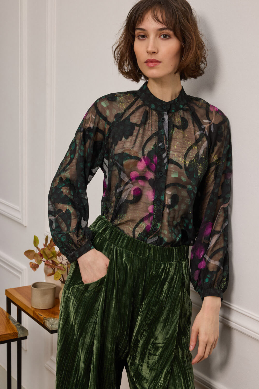 "LOLA" εμπριμέ πουκάμισο Namaste Πουκάμισο εμπριμέ με διαφάνεια και μάο γιακά. Κλείσιμο μπροστά με κουμπιά. 100% Πολυέστερ. Τα ρούχα Namaste σχεδιάζονται και ράβονται στην Ελλάδα. Δωρεάν αποστολή σε 1-3 μέρες σε όλη την Ελλάδα. Διαθέσιμο και στο φυσικό κατάστημα YELLOW BUTTON Χρεμωνίδου & Δαμάρεως 61 Παγκράτι