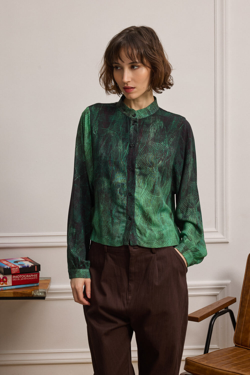 "BOO" cropped πουκάμισο Namaste Πουκάμισο cropped κατασκευασμένο από 100% viscose EcoVero, προσφέρει απαλή αίσθηση και περιβαλλοντική ευαισθησία και με ιδιαίτερο brushstroke μοτίβο. Διαθέτει όρθιο γιακά και κουμπιά σε όλο το μπροστινό μέρος, που ενισχύουν τη γεωμετρική καθαρότητα του σχεδίου. Τα μακριά μανίκια καταλήγουν σε μανσέτα με κουμπί, προσφέροντας σταθερό φινίρισμα. “Αυτό το προϊόν έχει φτιαχτεί με αγάπη και σεβασμό στο περιβάλλον χρησιμοποιώντας φυσικές ίνες.” 100% Ecovero Βισκόζη Τα ρούχα Namaste σχεδιάζονται και ράβονται στην Ελλάδα. Δωρεάν αποστολή σε 1-3 μέρες σε όλη την Ελλάδα. Διαθέσιμο και στα φυσικά κατάστηματα YELLOW BUTTON Χρεμωνίδου & Δαμάρεως 61 Παγκράτι