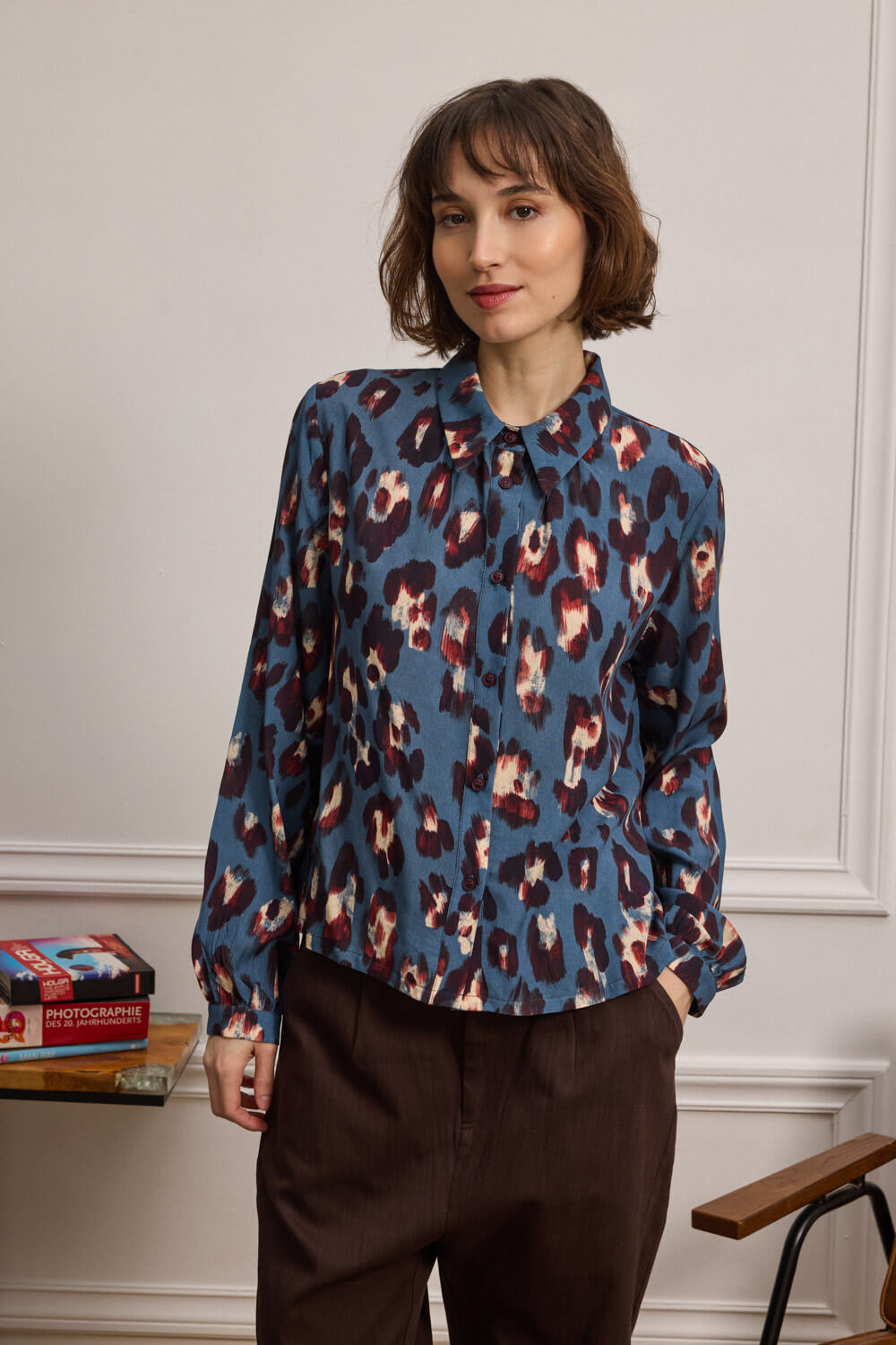 "AKISHA" πουκάμισο Namaste Πουκάμισο με έντονο animal print που ξεχωρίζει για την απαλή υφή και το 100% viscose ύφασμά του. Η γραμμή του είναι χαλαρή, με κλασικό γιακά και μακριά μανίκια που τελειώνουν σε μανσέτες με κουμπί, προσδίδοντας κομψότητα και διακριτική δομή. Κλείνει μπροστά με κουμπιά. Ένα statement item που συνδυάζει άνεση και δυναμική αισθητική. “Αυτό το προϊόν έχει φτιαχτεί με αγάπη και σεβασμό στο περιβάλλον χρησιμοποιώντας φυσικές ίνες.” 100% Βισκόζη Τα ρούχα Namaste σχεδιάζονται και ράβονται στην Ελλάδα. Δωρεάν αποστολή σε 1-3 μέρες σε όλη την Ελλάδα. Διαθέσιμο και στα φυσικά κατάστηματα YELLOW BUTTON Χρεμωνίδου & Δαμάρεως 61 Παγκράτι